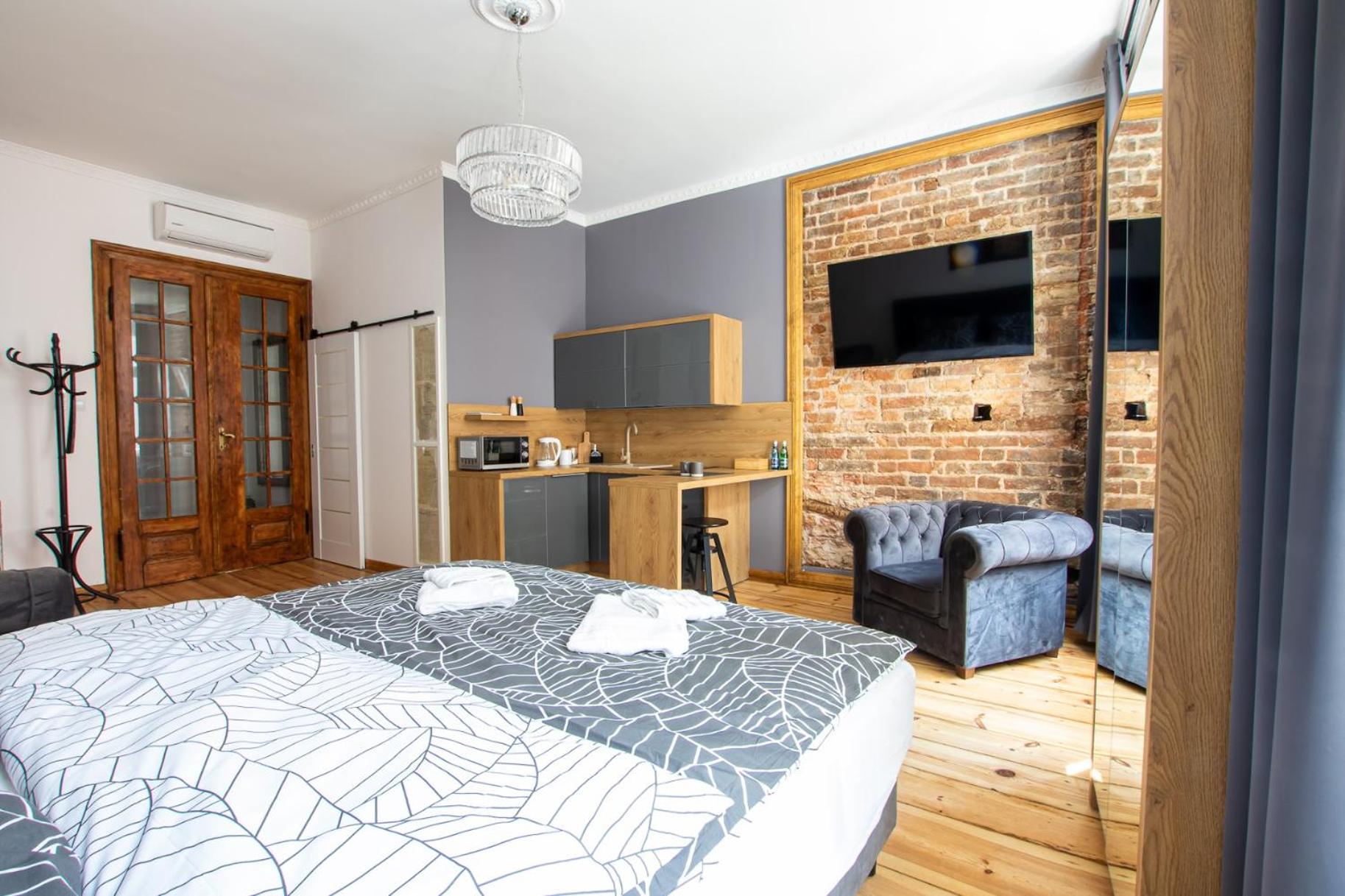 One-Bedroom Apartment - Photo 3