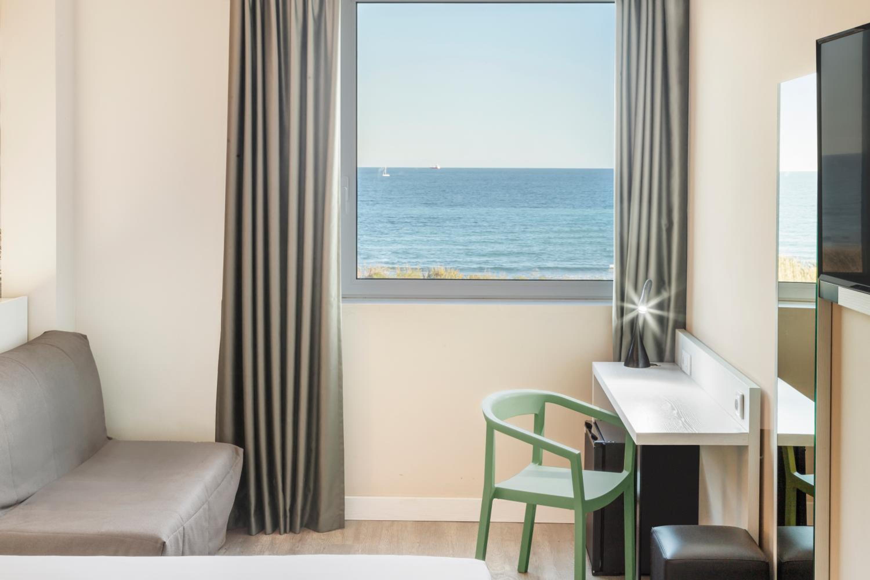 Double Room with Sea View - Photo 4