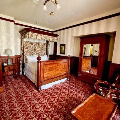 Deluxe Queen Room