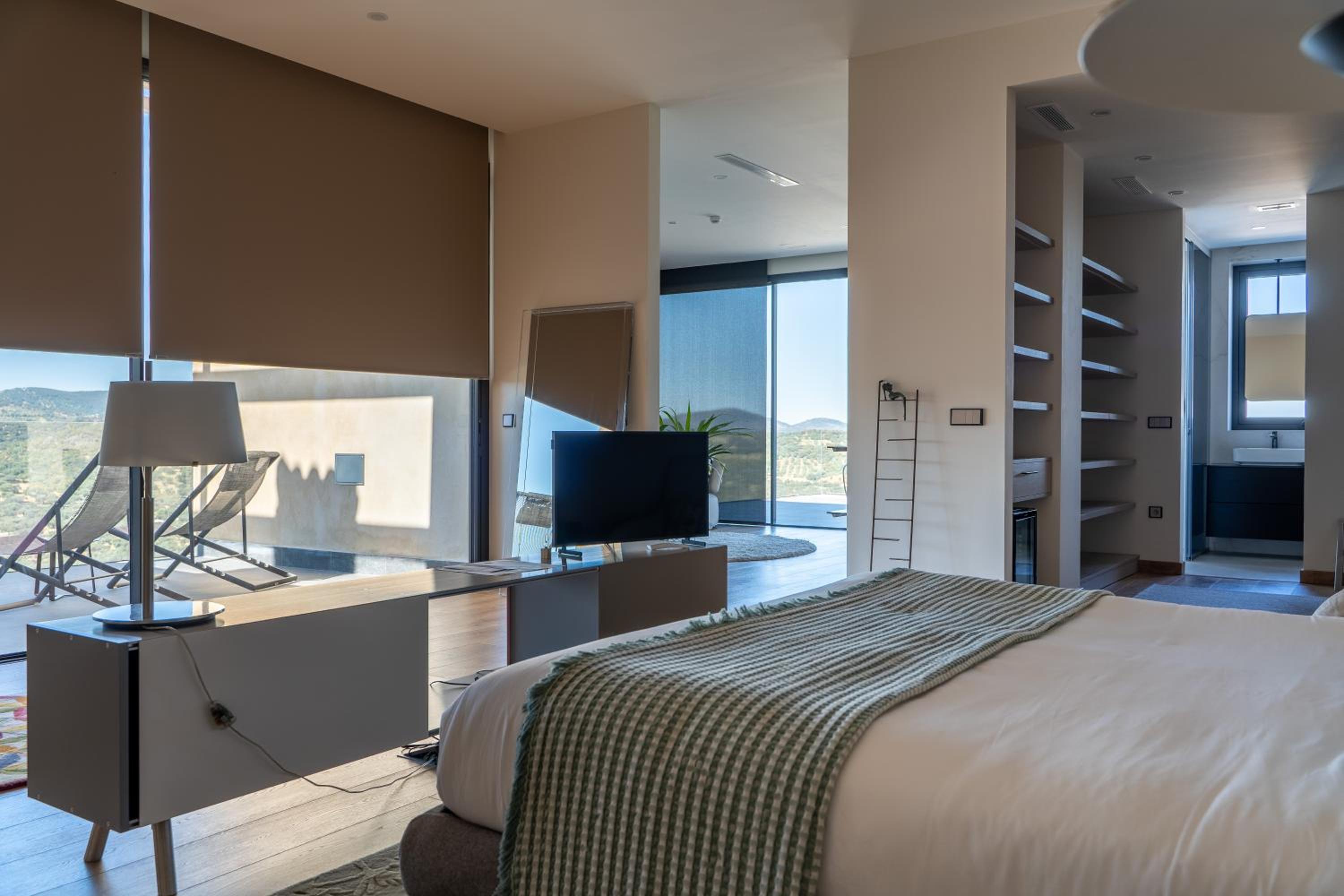 Executive Suite - Photo 6