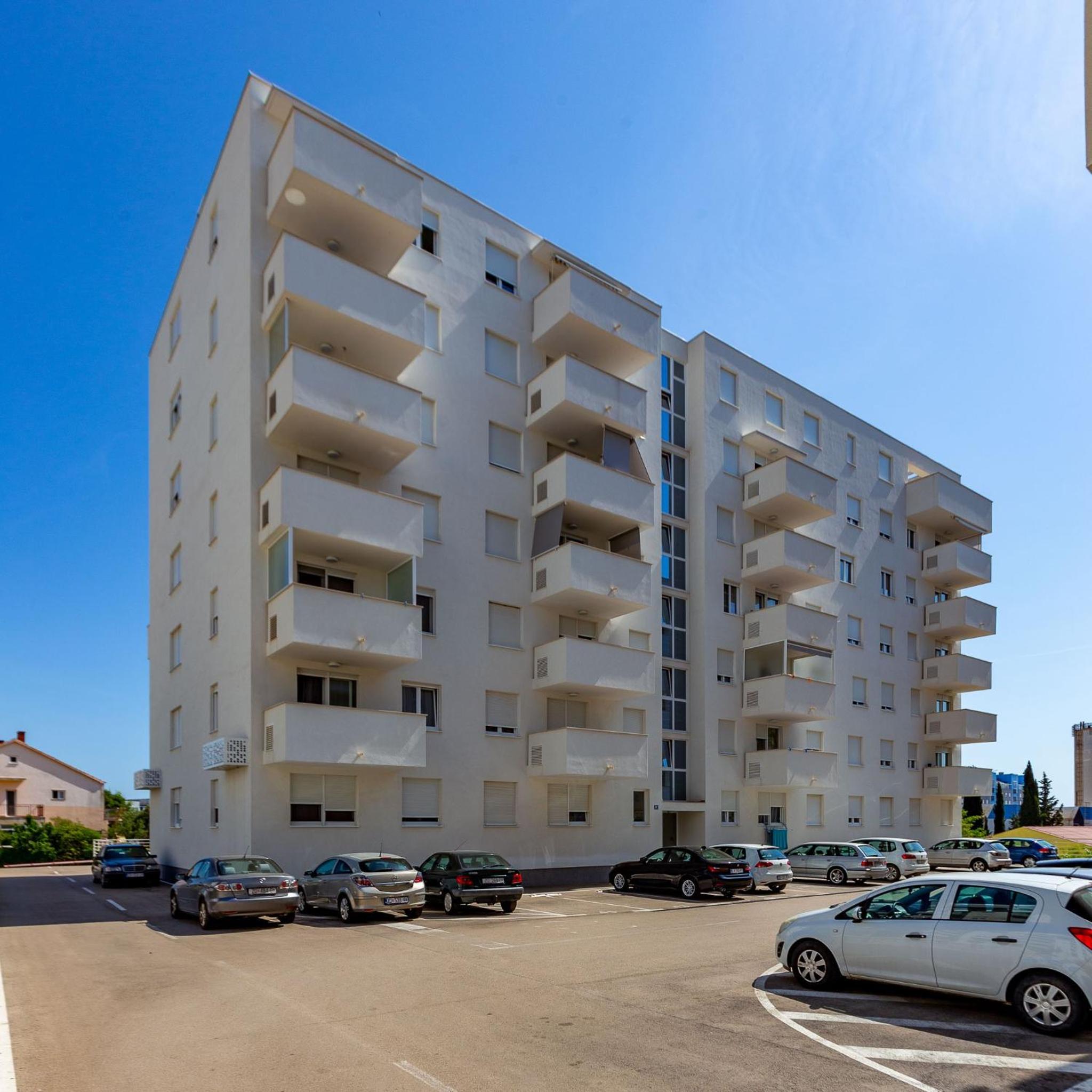Apartment with Balcony - Photo 16
