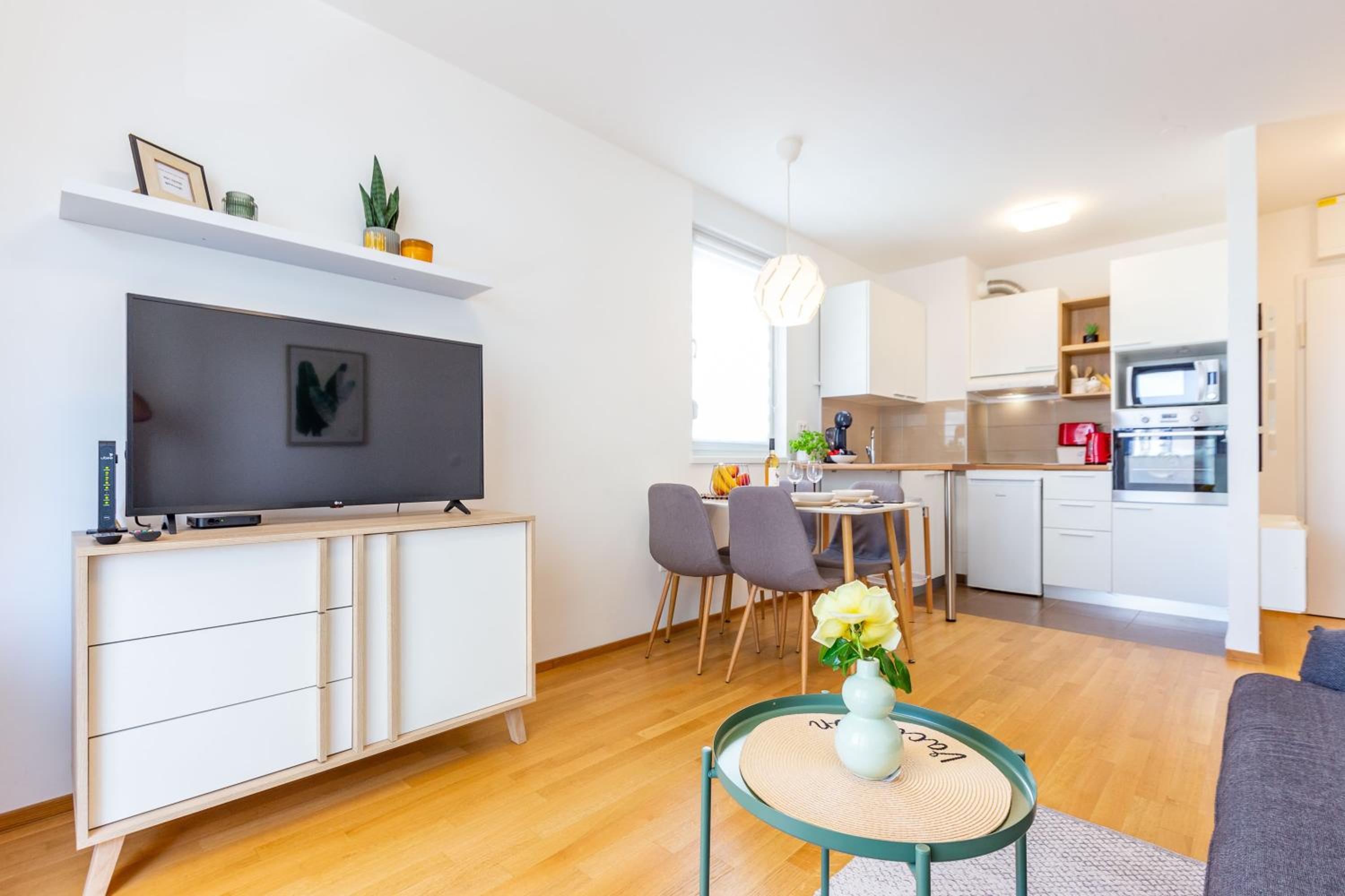Apartment with Balcony - Photo 17