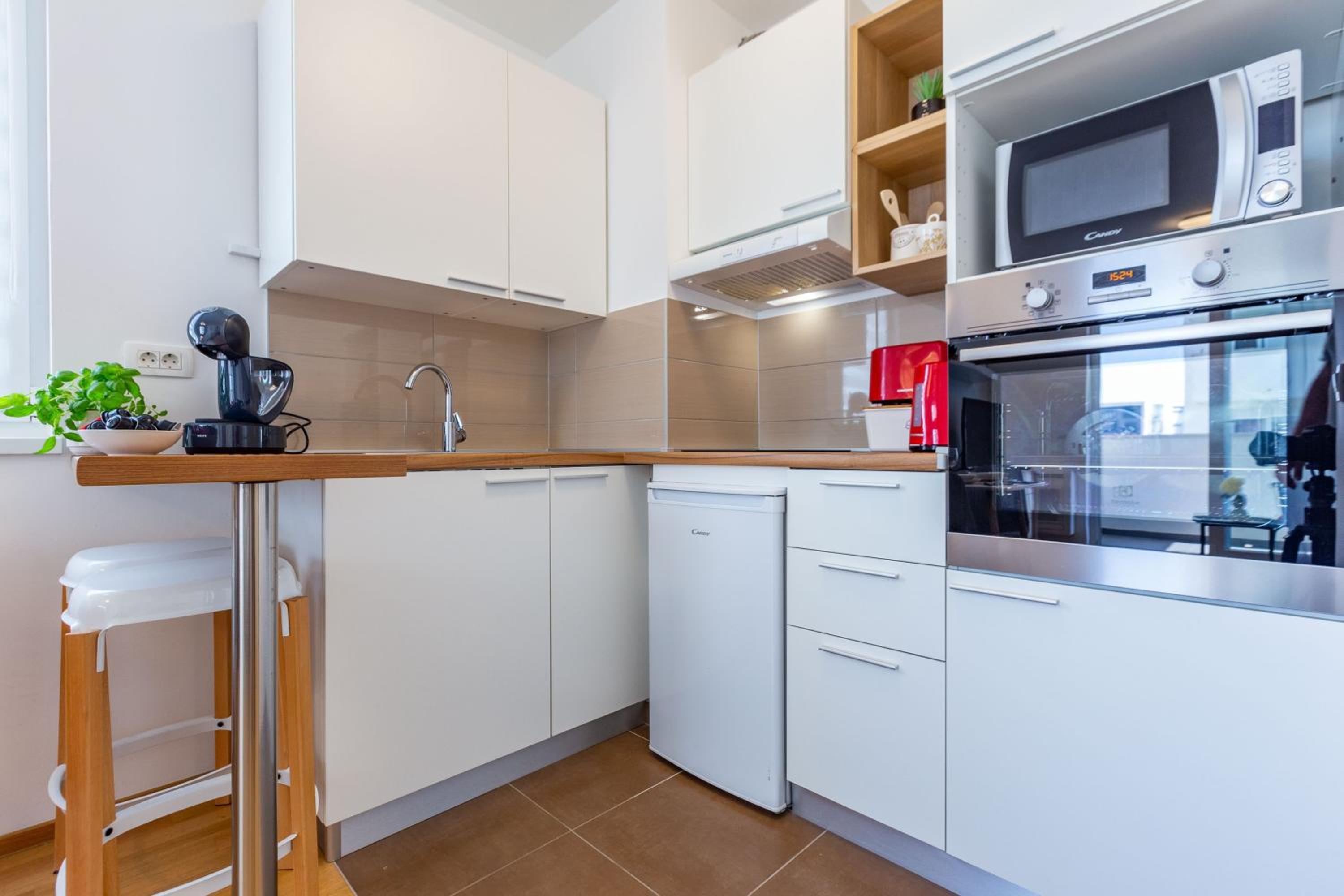 Apartment with Balcony - Photo 18
