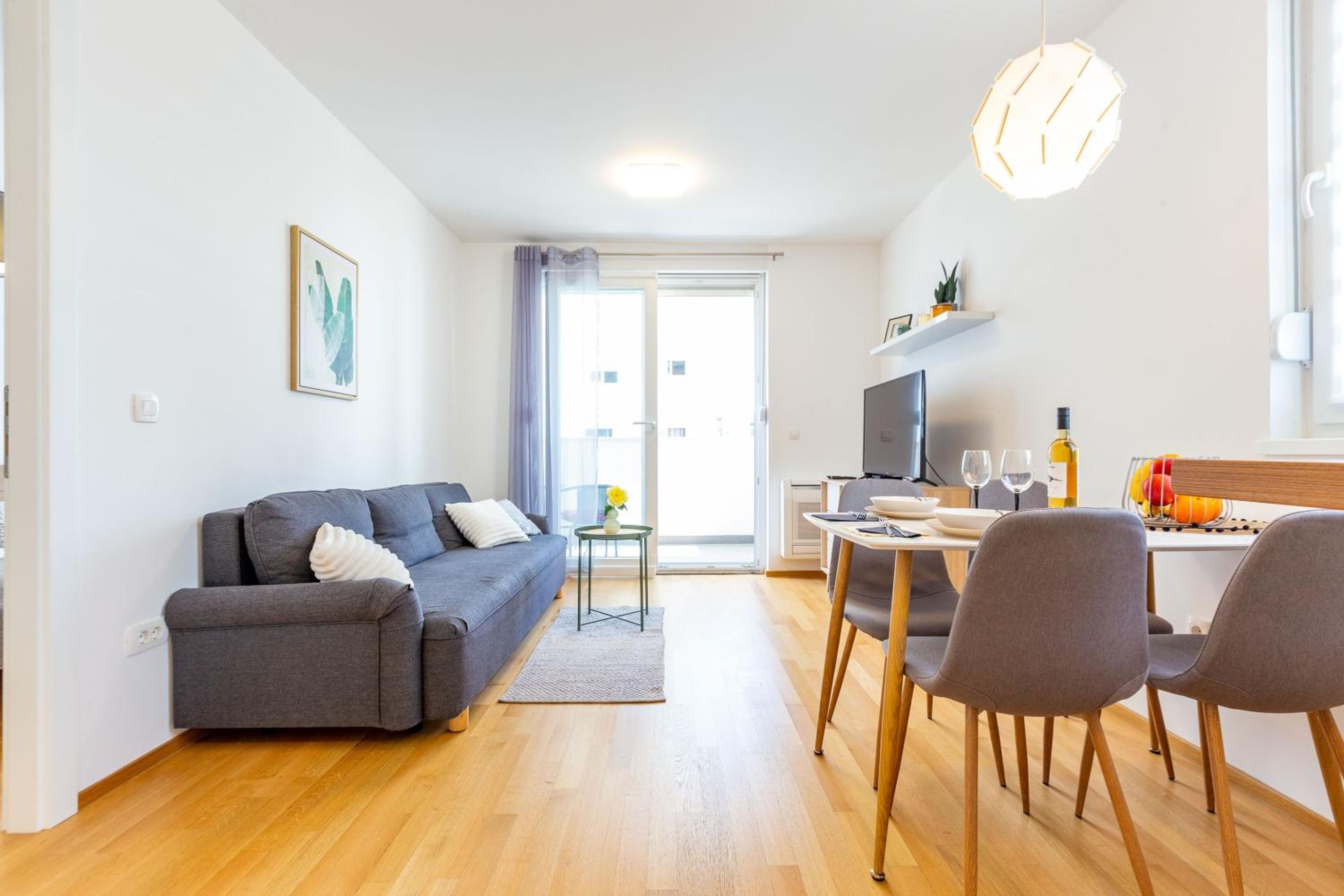 Apartment with Balcony - Photo 22