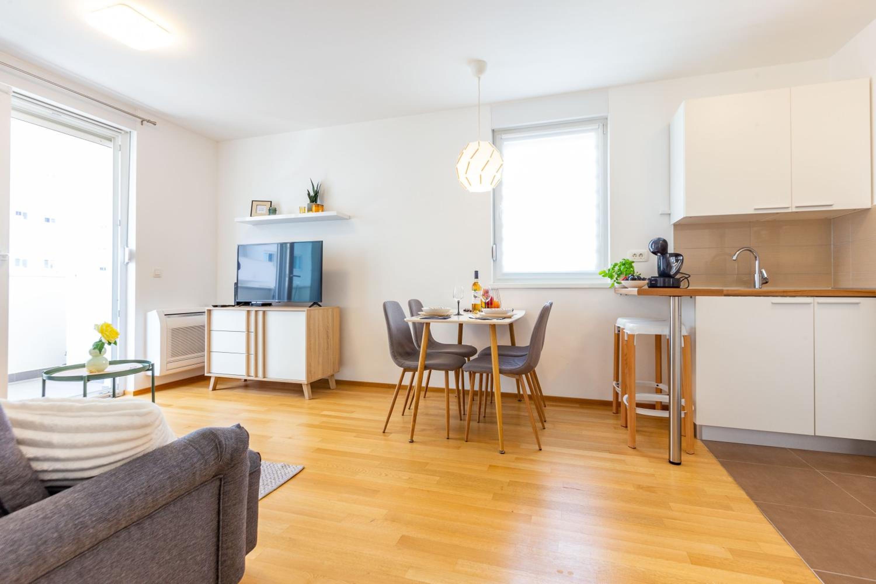 Apartment with Balcony - Photo 29