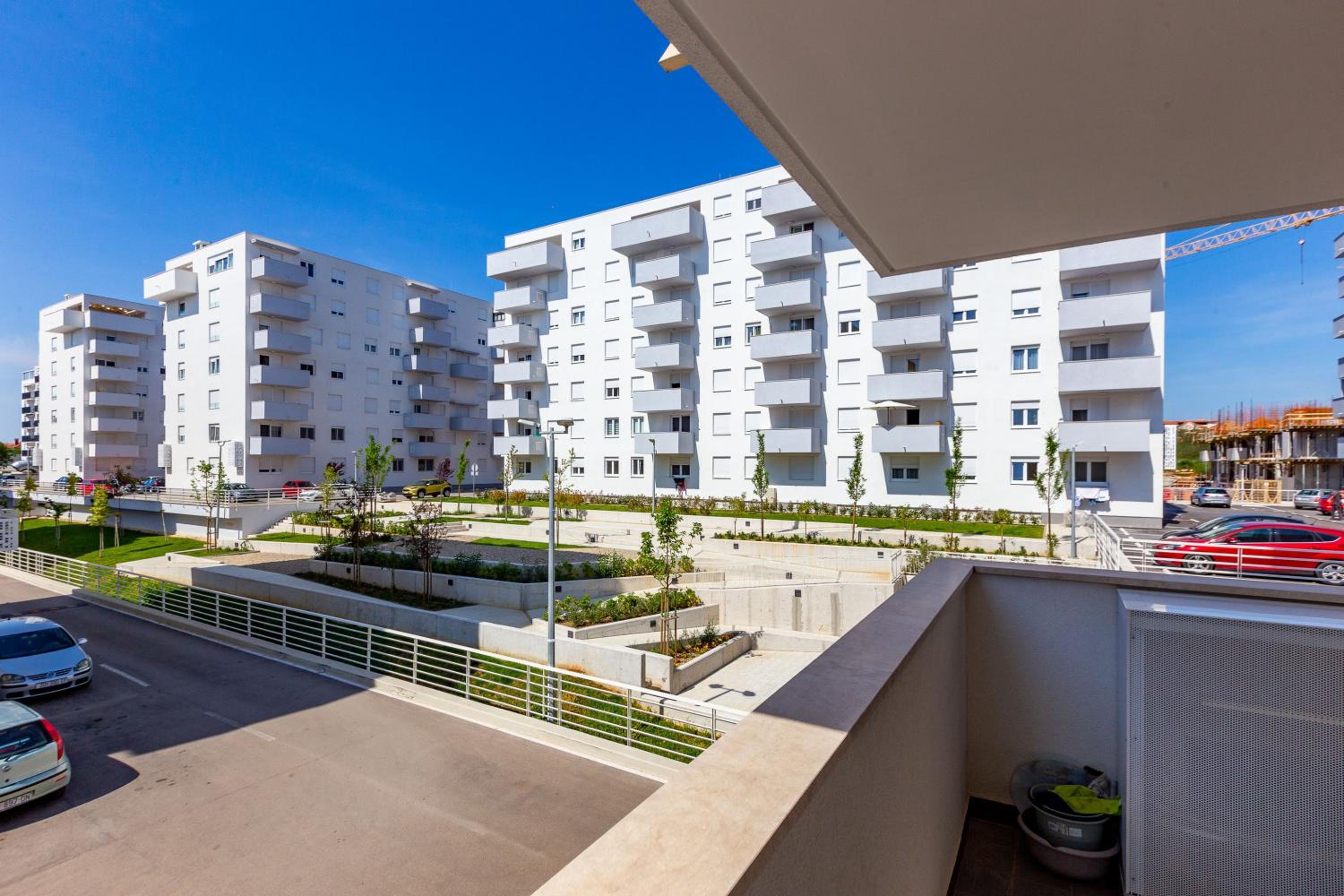 Apartment with Balcony - Photo 6