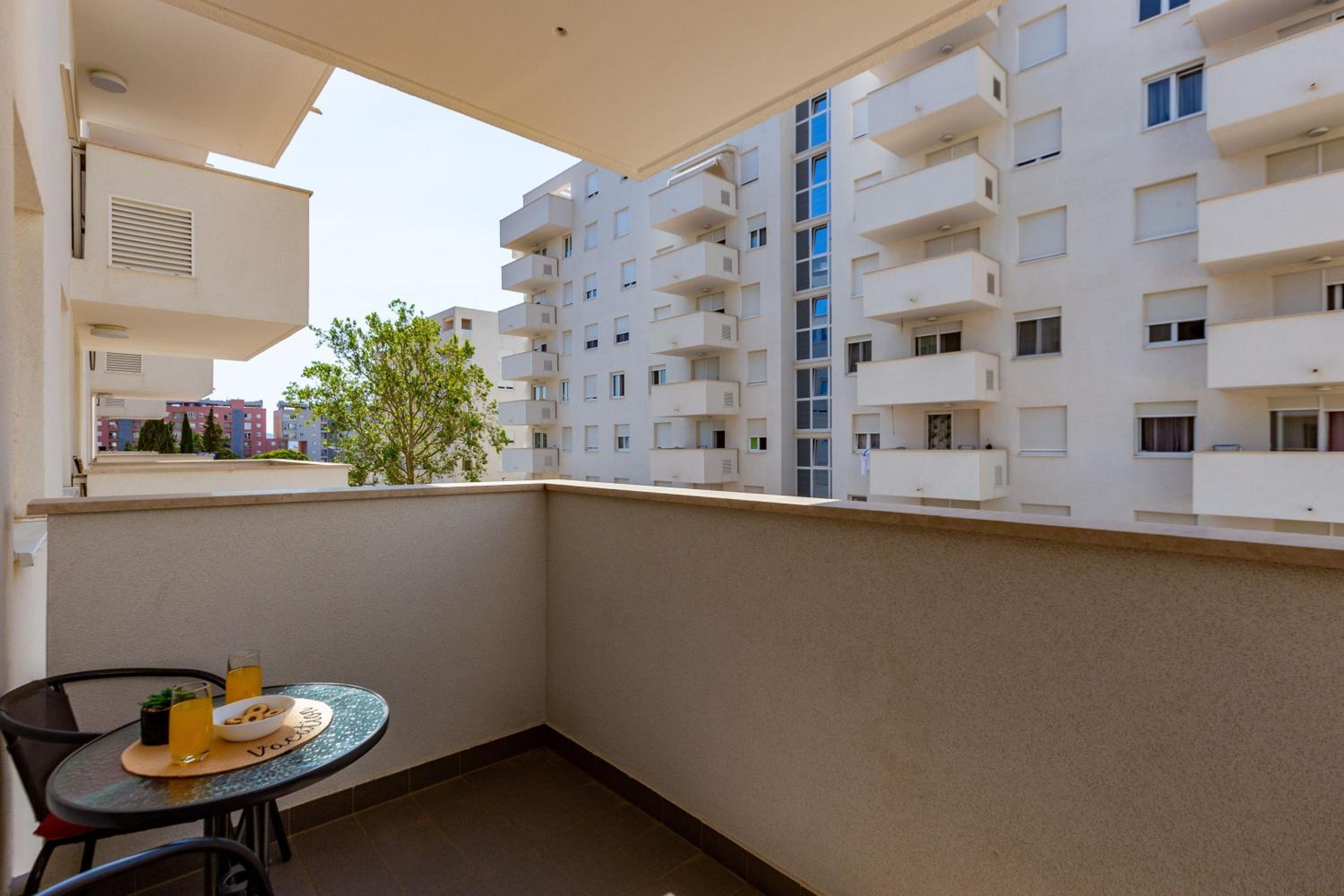 Apartment with Balcony - Photo 15