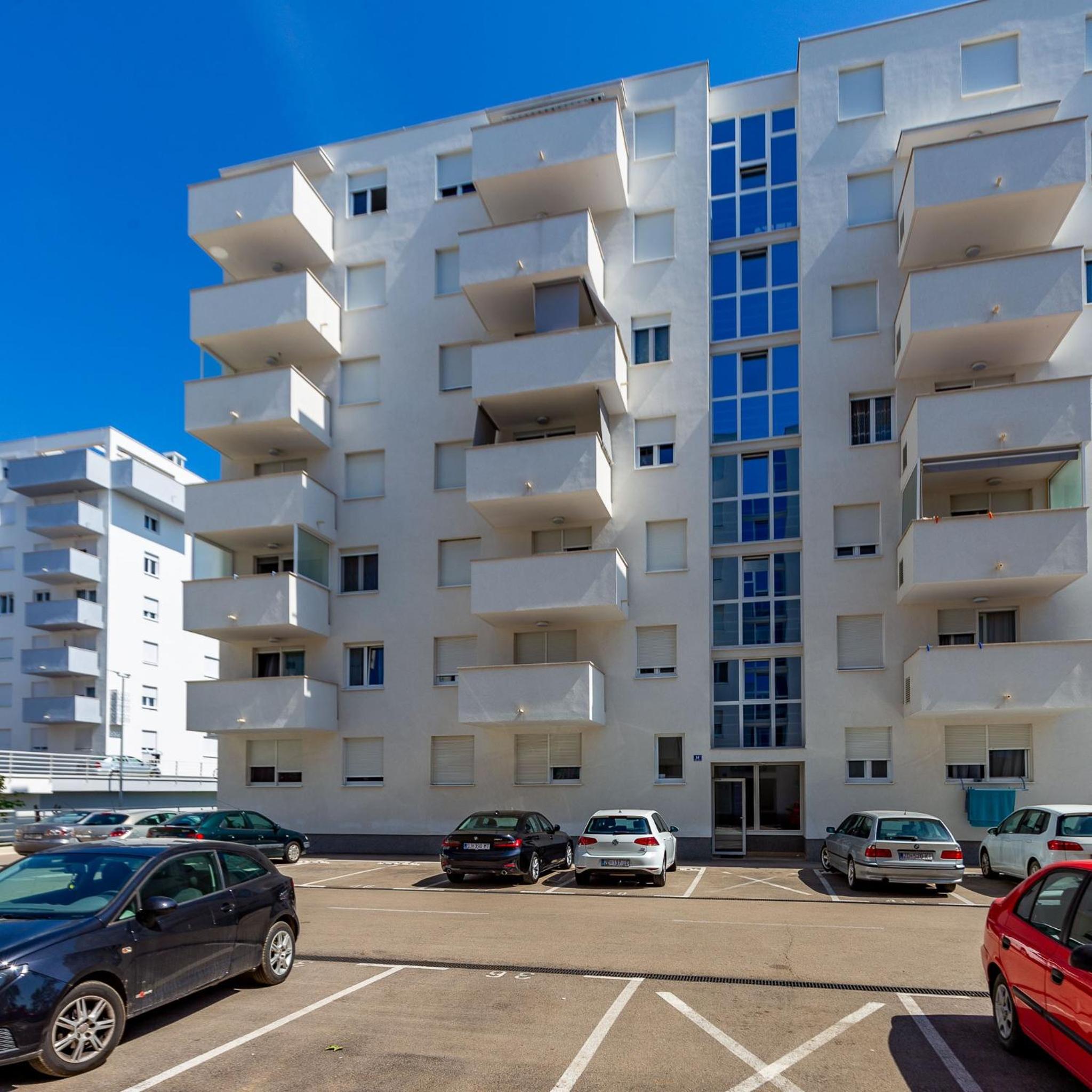 Apartment with Balcony - Photo 10