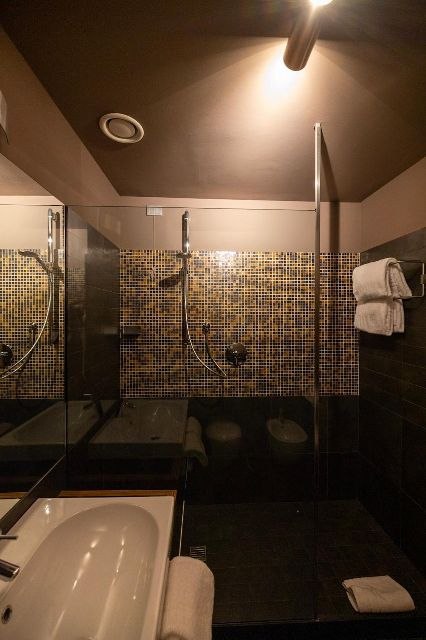 Classic Triple Room - Photo 26