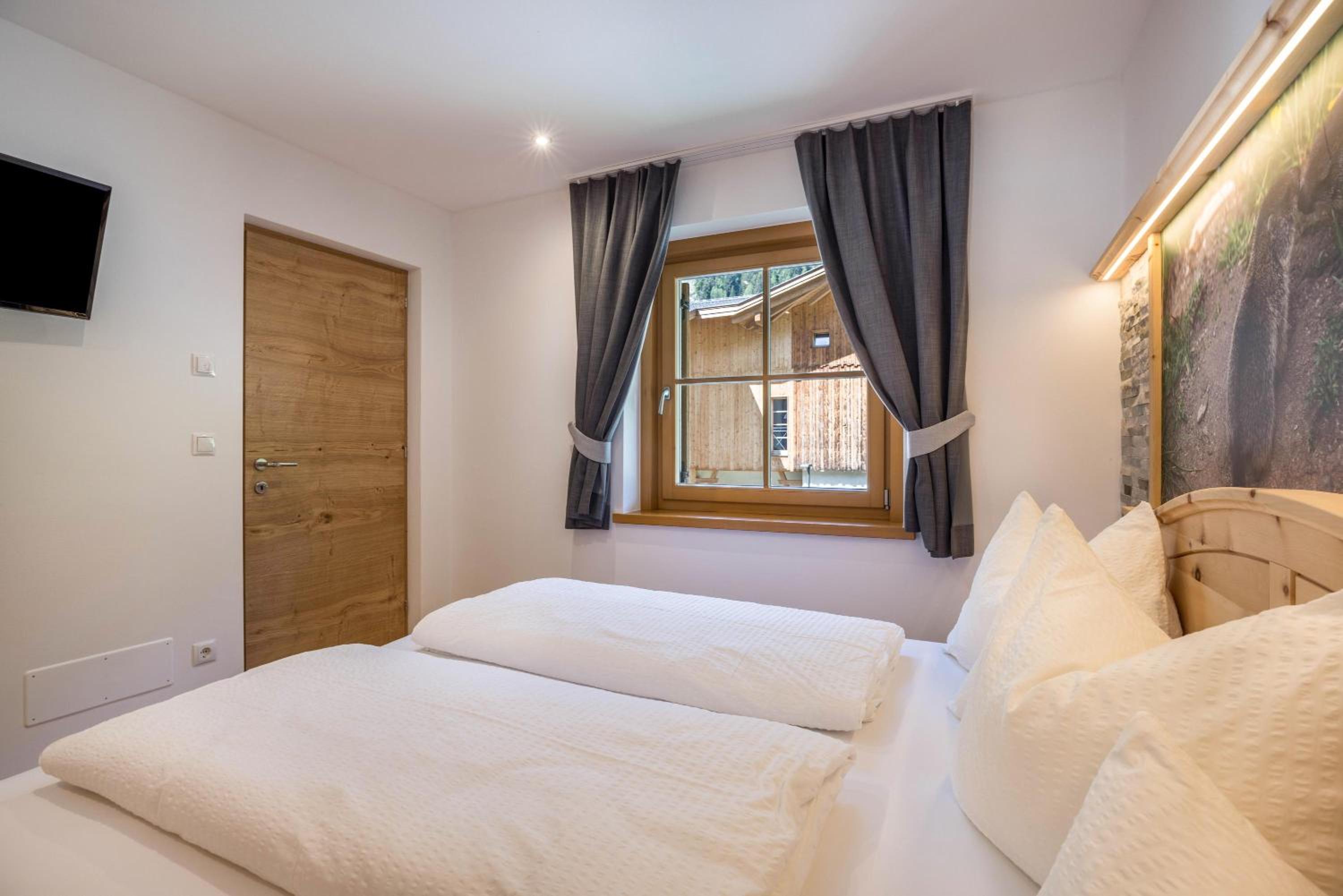 Two-Bedroom Deluxe Apartment with Garden View photo 2