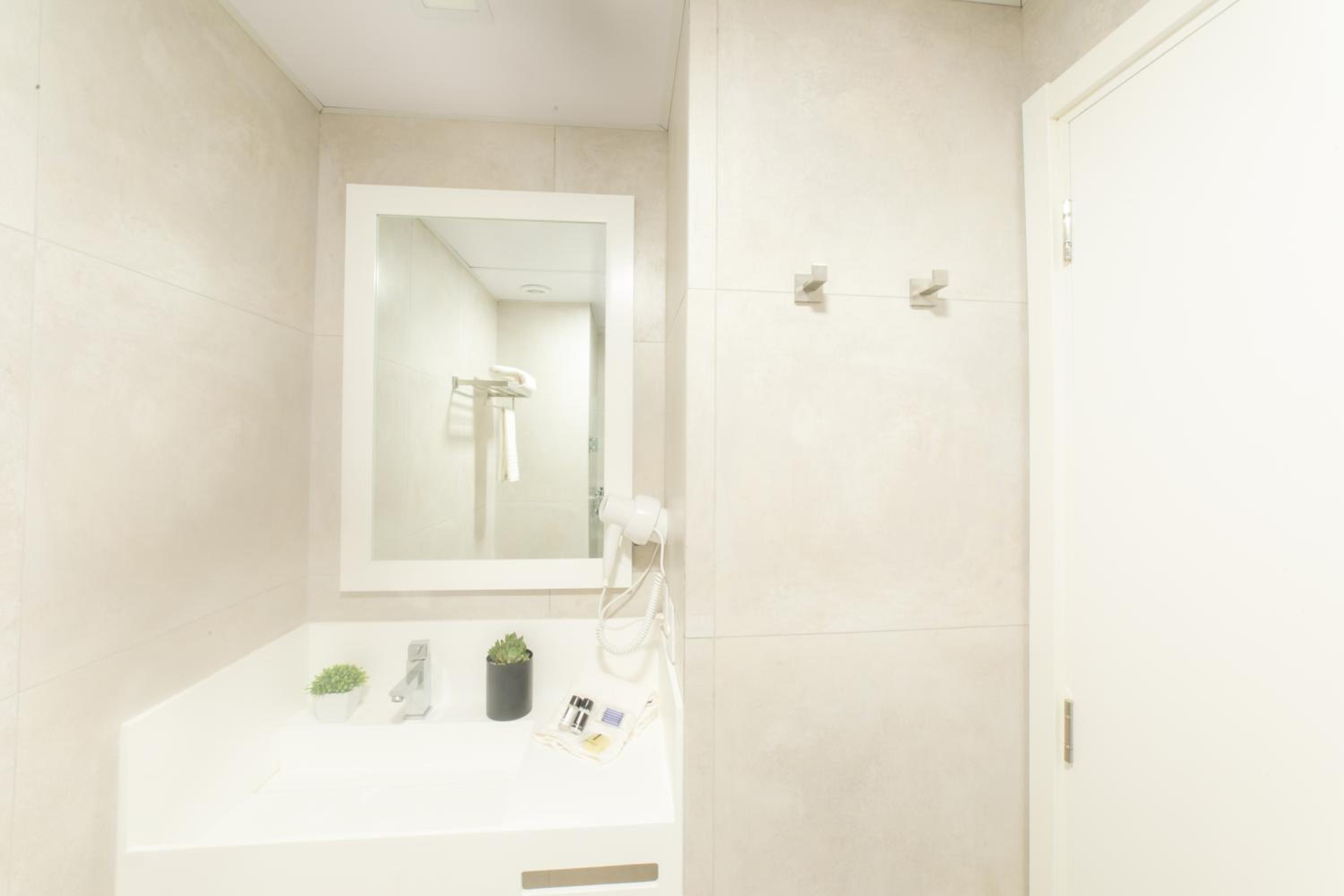 Luxury Quadruple - 4 Single Beds photo 3