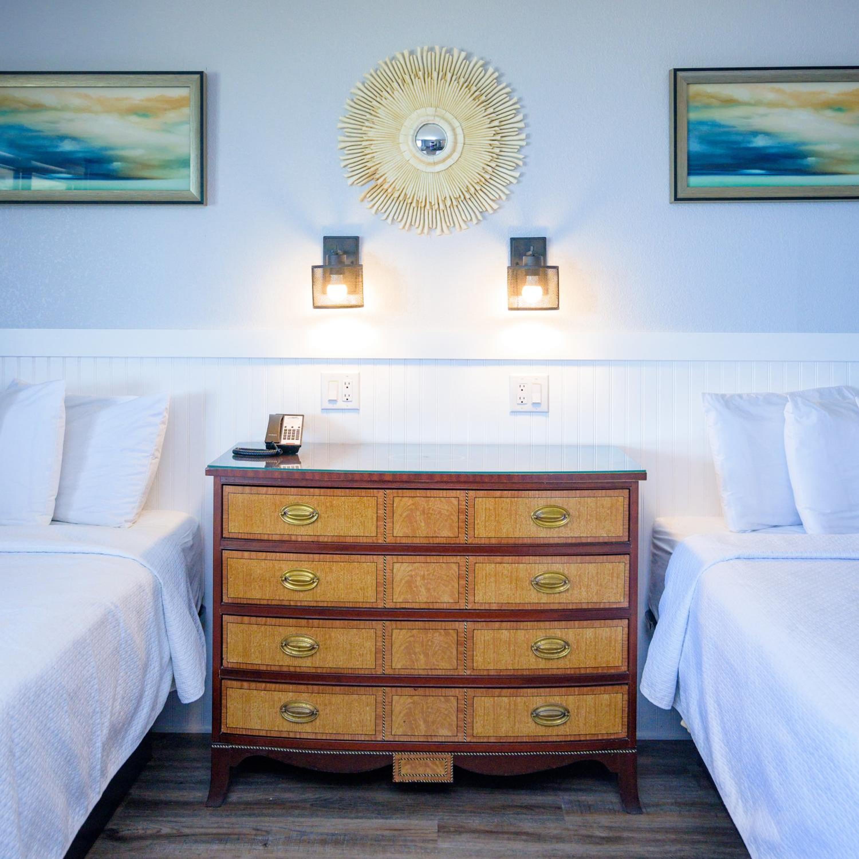 2nd Floor: Oceanfront efficiency with 3 queen beds