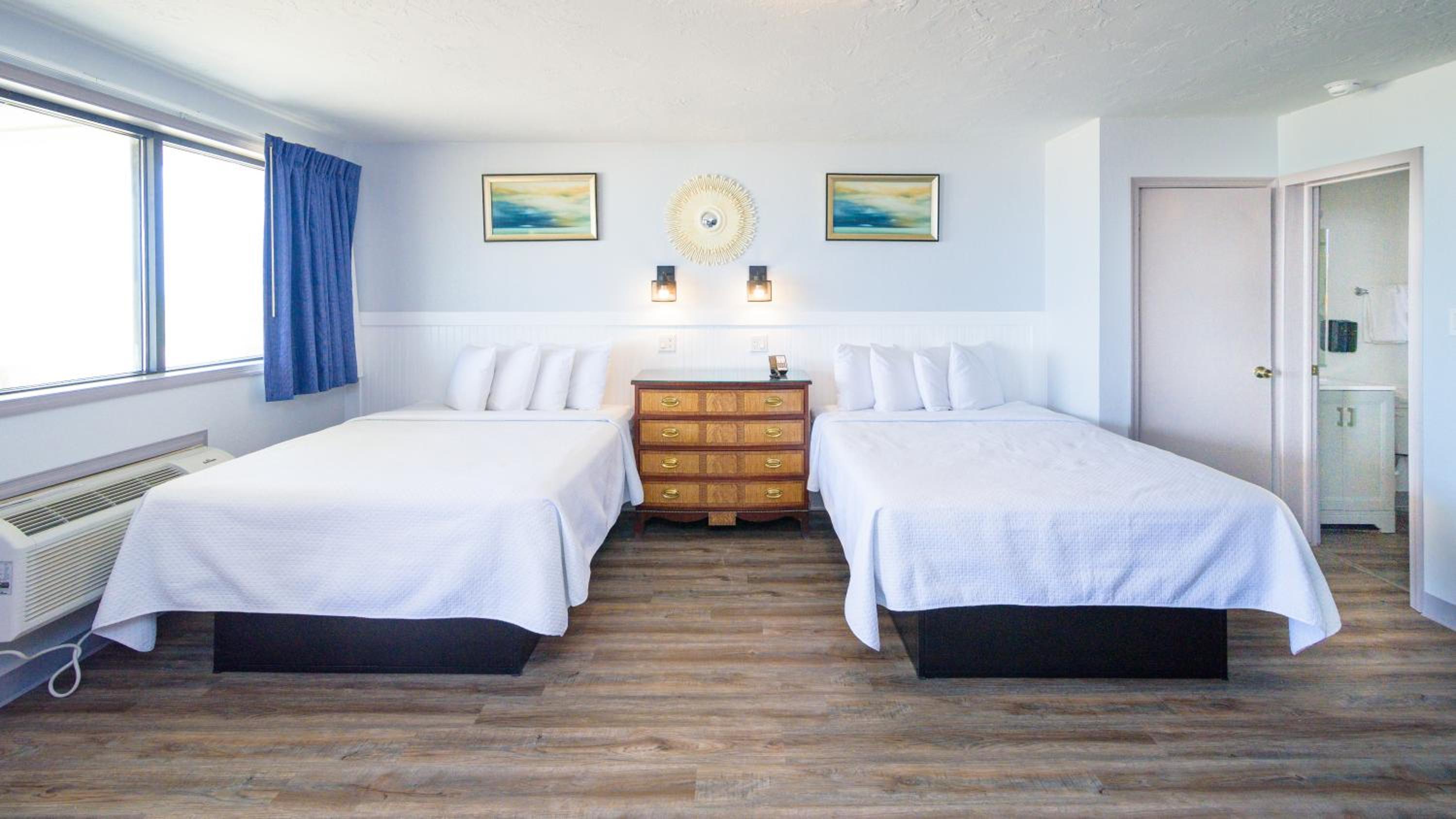 1st Floor: Oceanfront efficiency with 2 queen beds