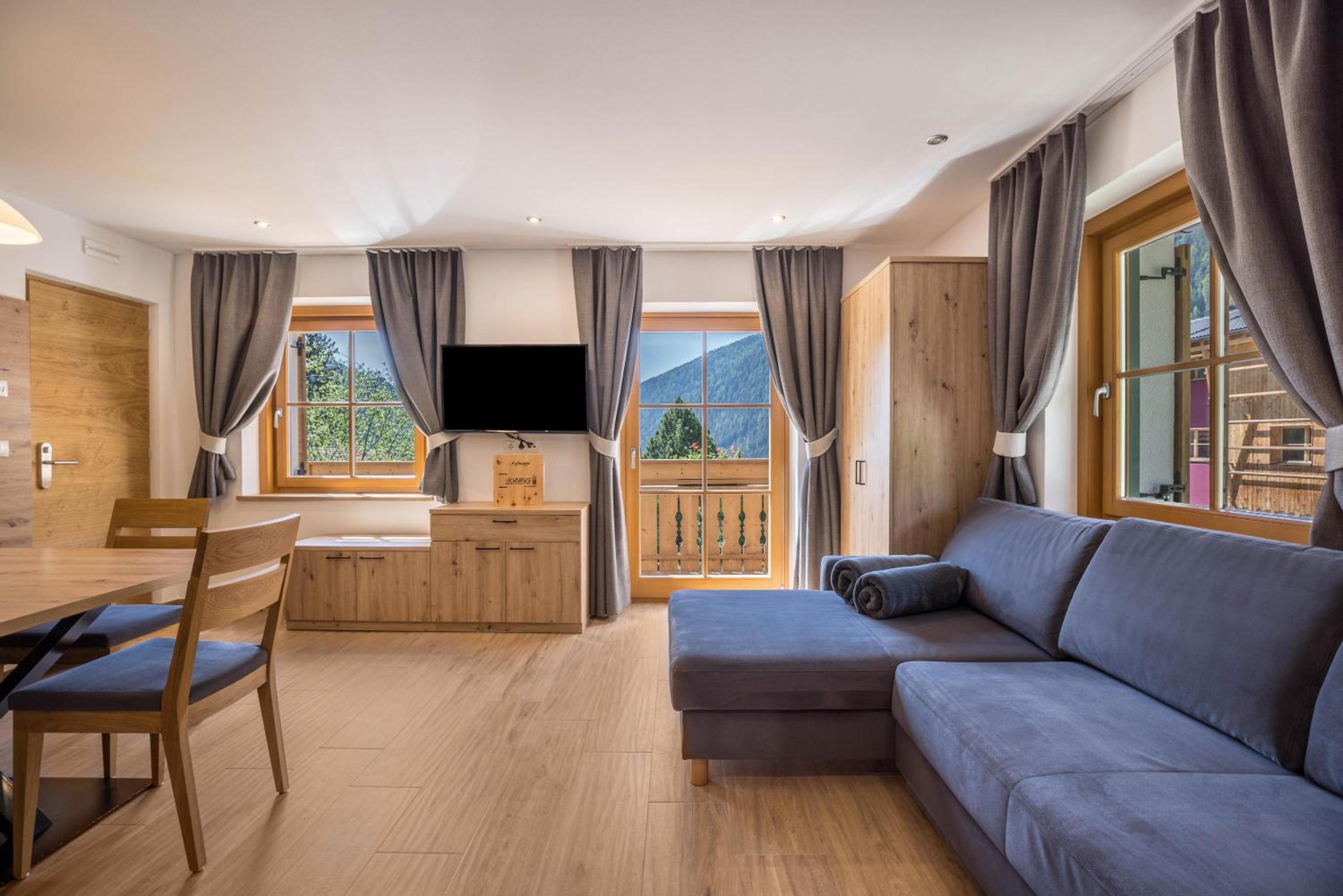 Two-Bedroom Deluxe Apartment with Garden View photo 2