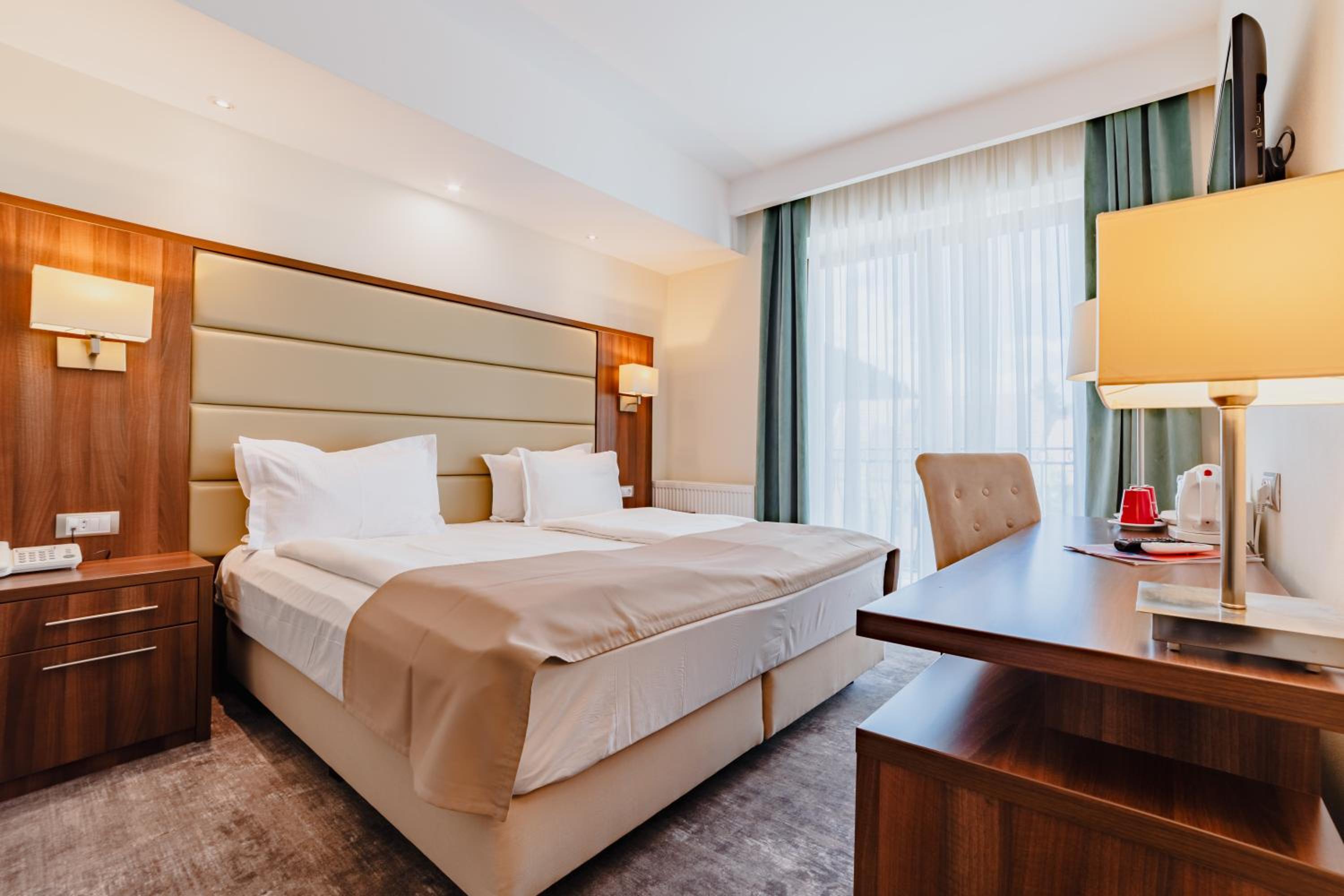 Standard Double or Twin Room - Photo 11