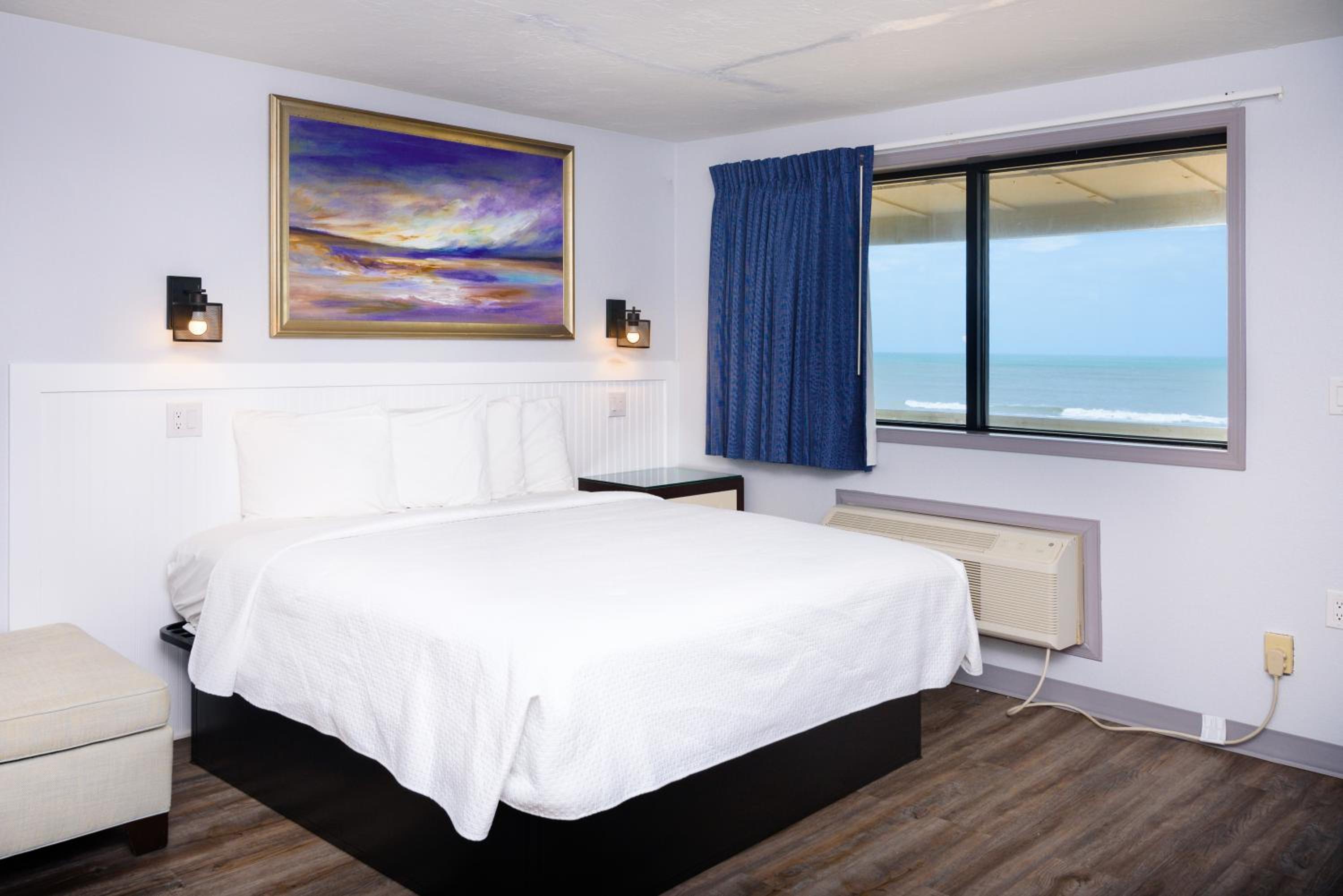 2nd Floor: Oceanfront efficiency with 1 king bed