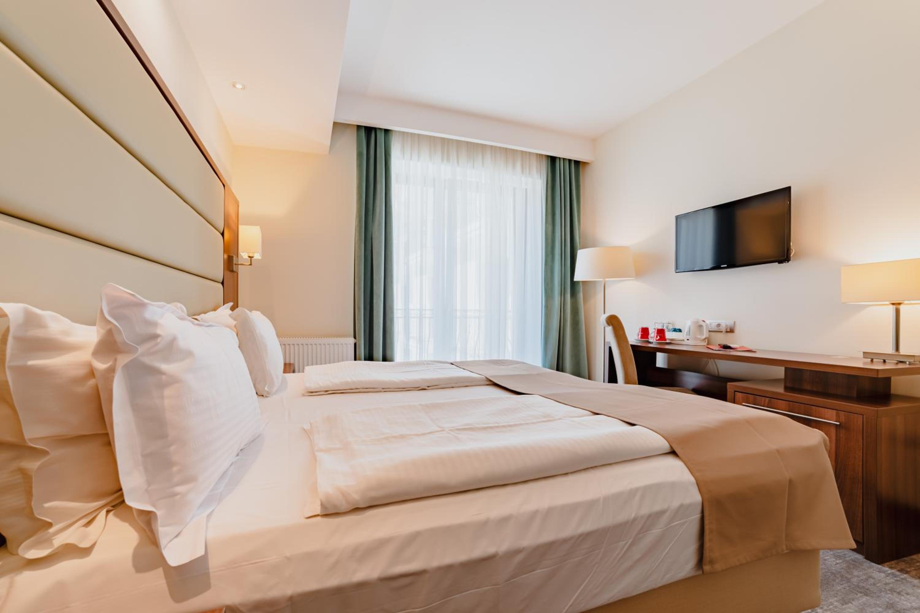 Standard Double or Twin Room - Photo 10