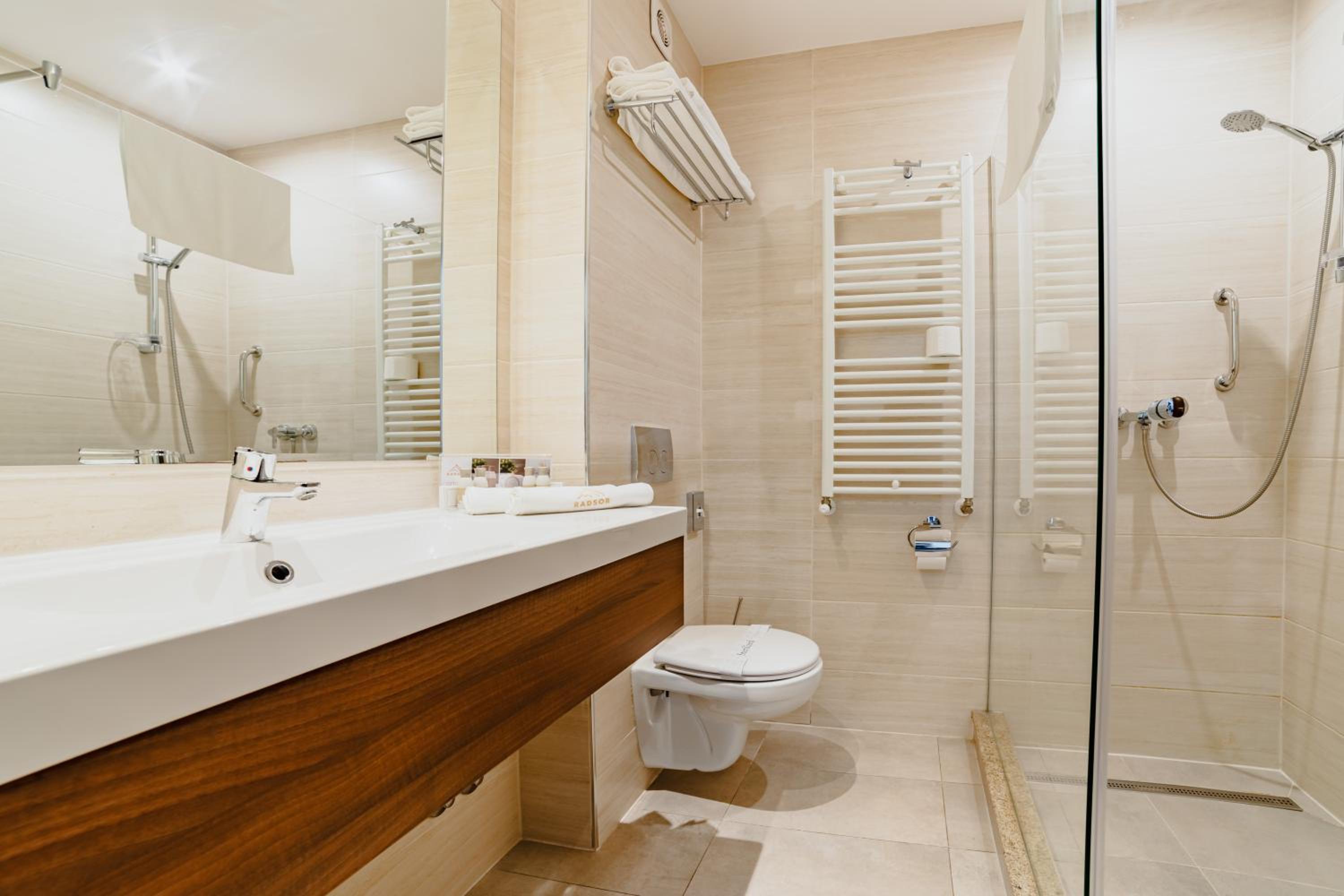 Standard Double or Twin Room - Photo 9
