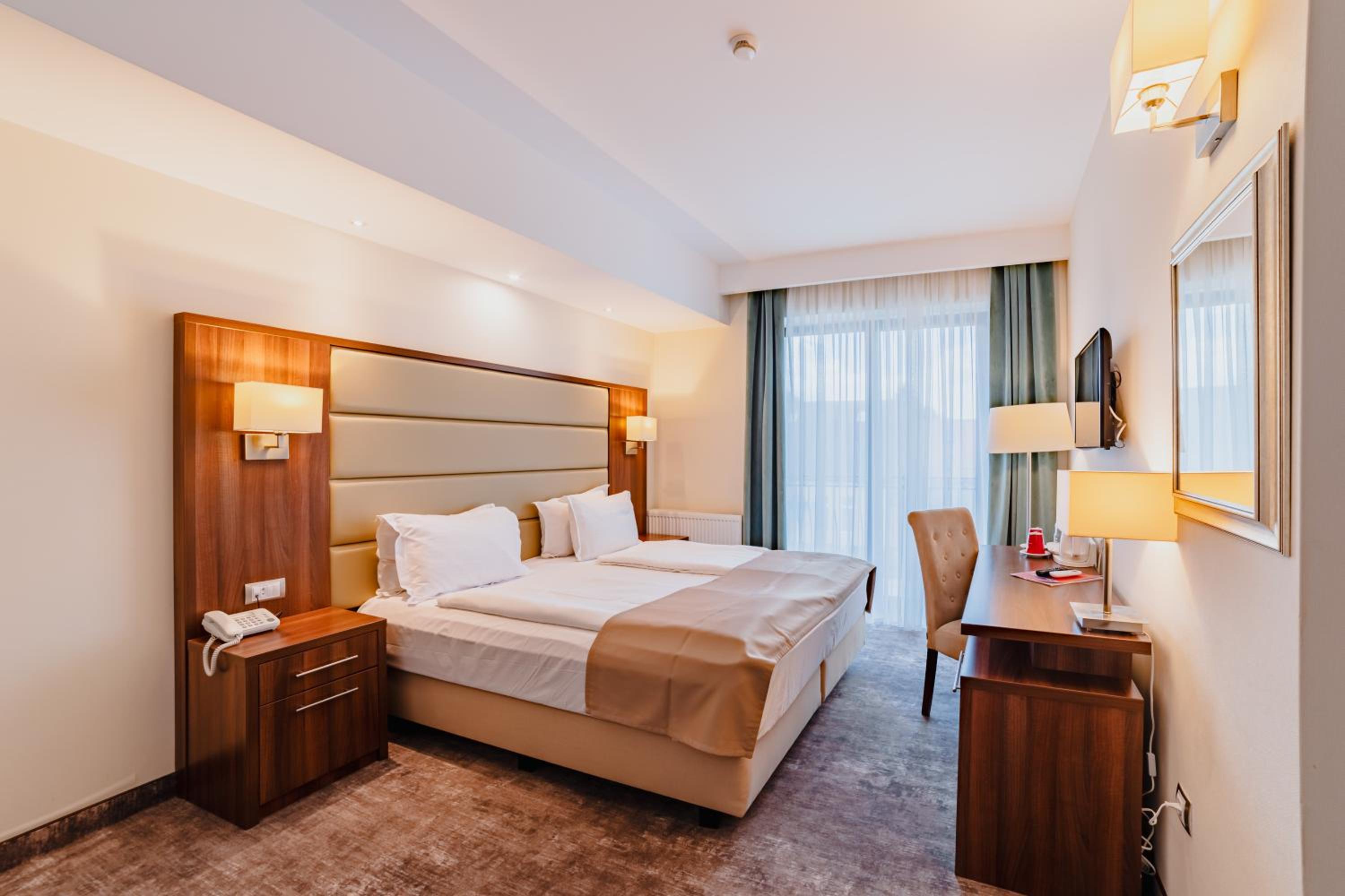 Standard Double or Twin Room - Photo 8