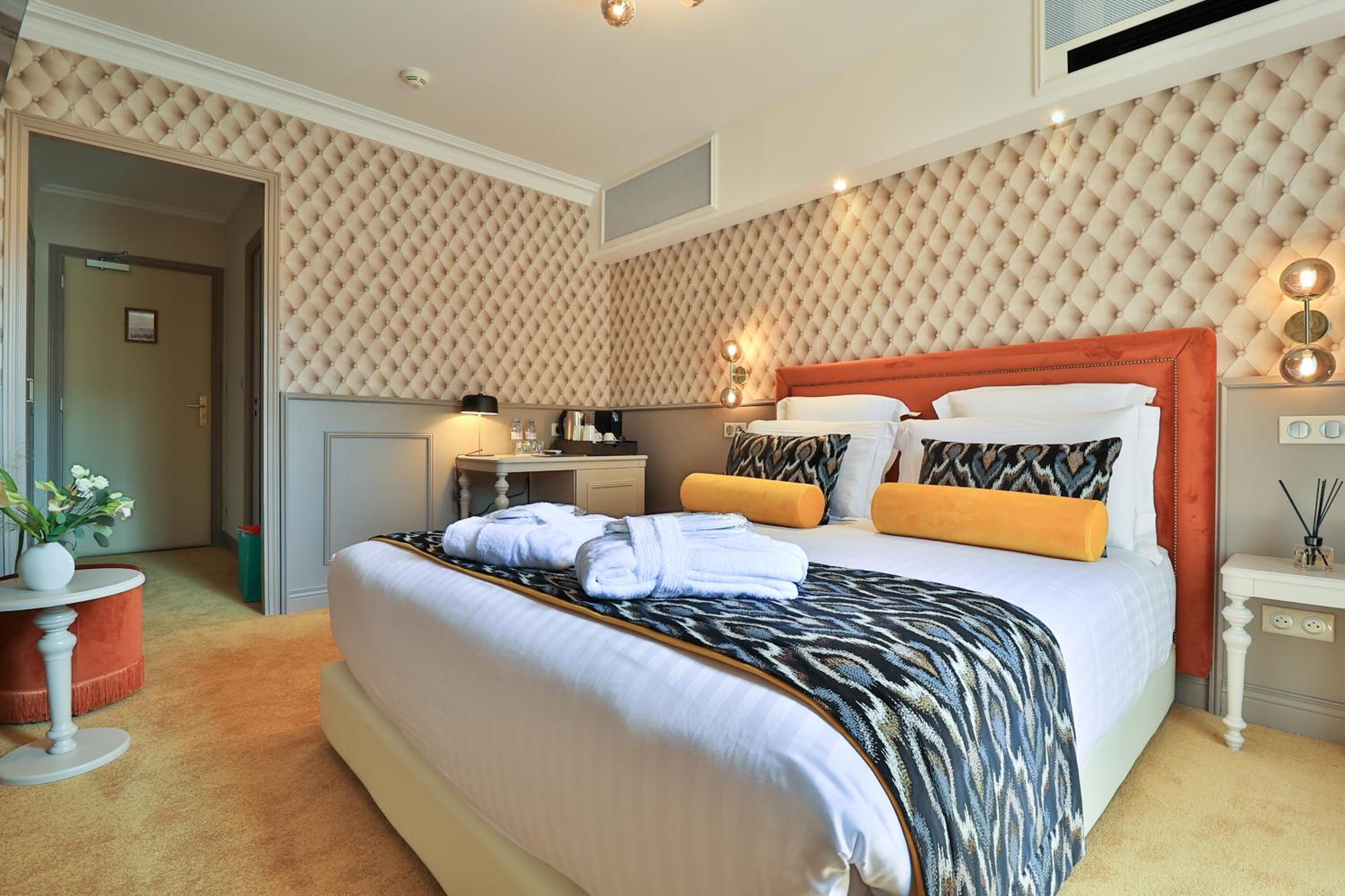Double Room with Garden View - Photo 10