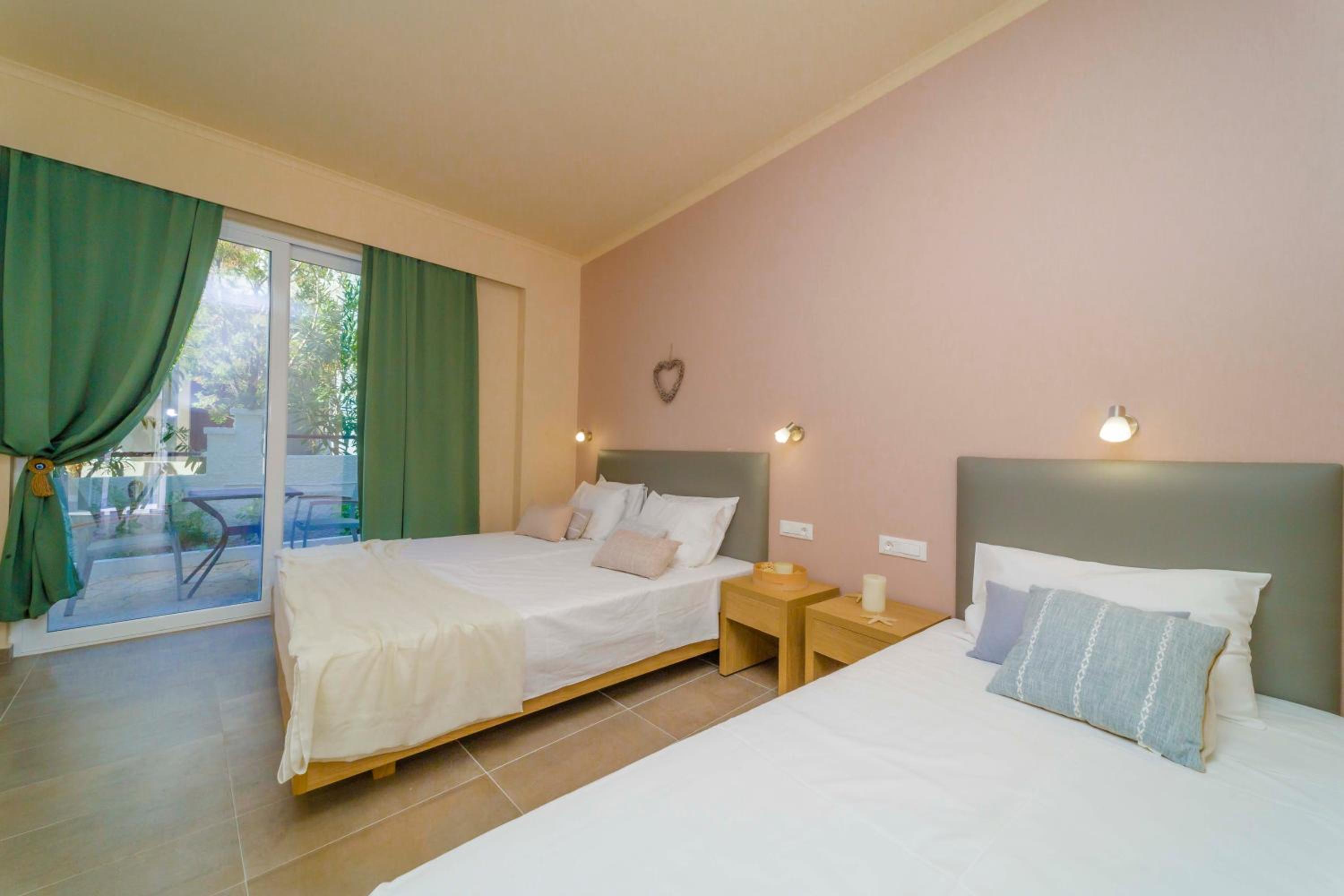 Deluxe Triple Room photo 2
