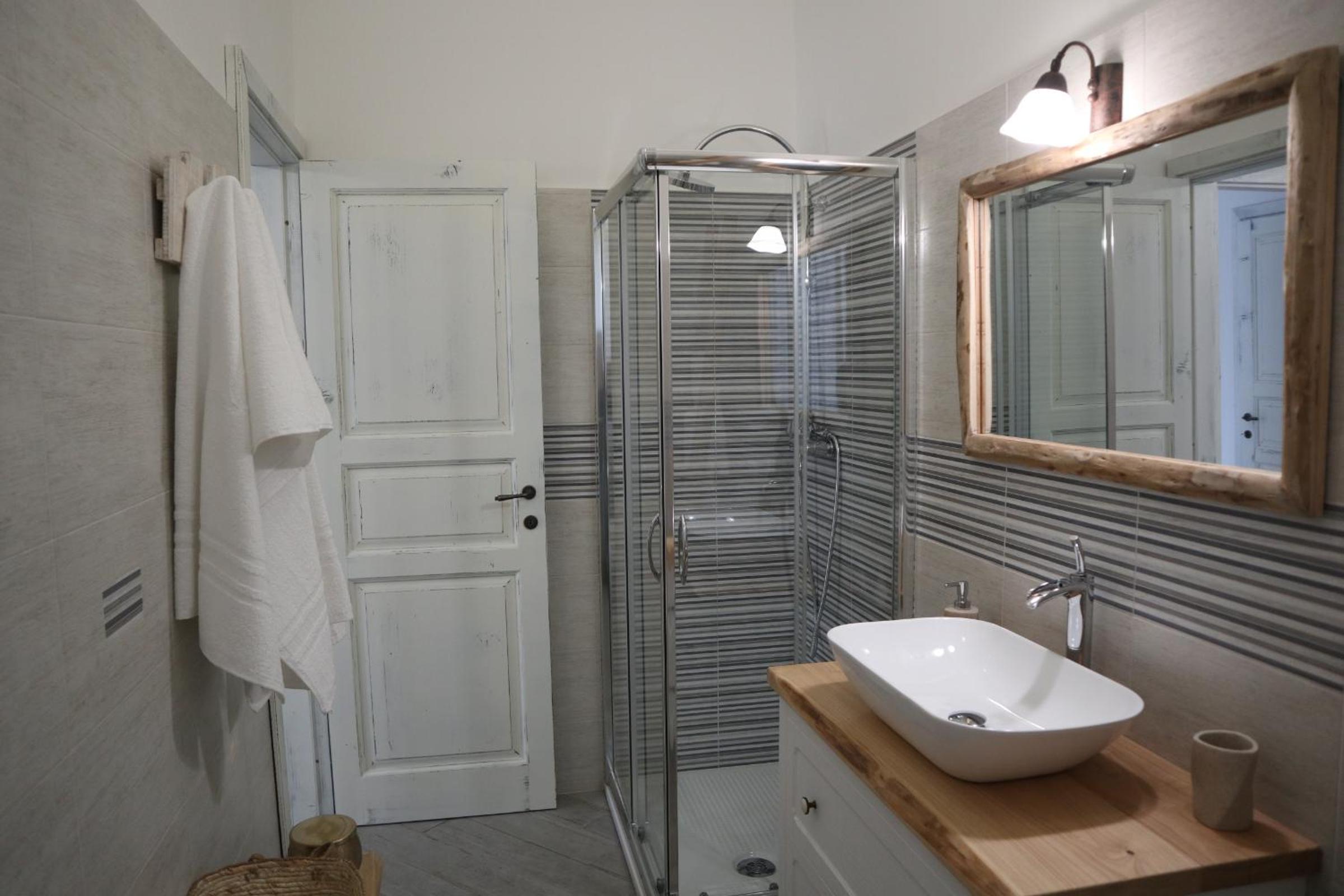 Deluxe Double Room with Balcony photo 2