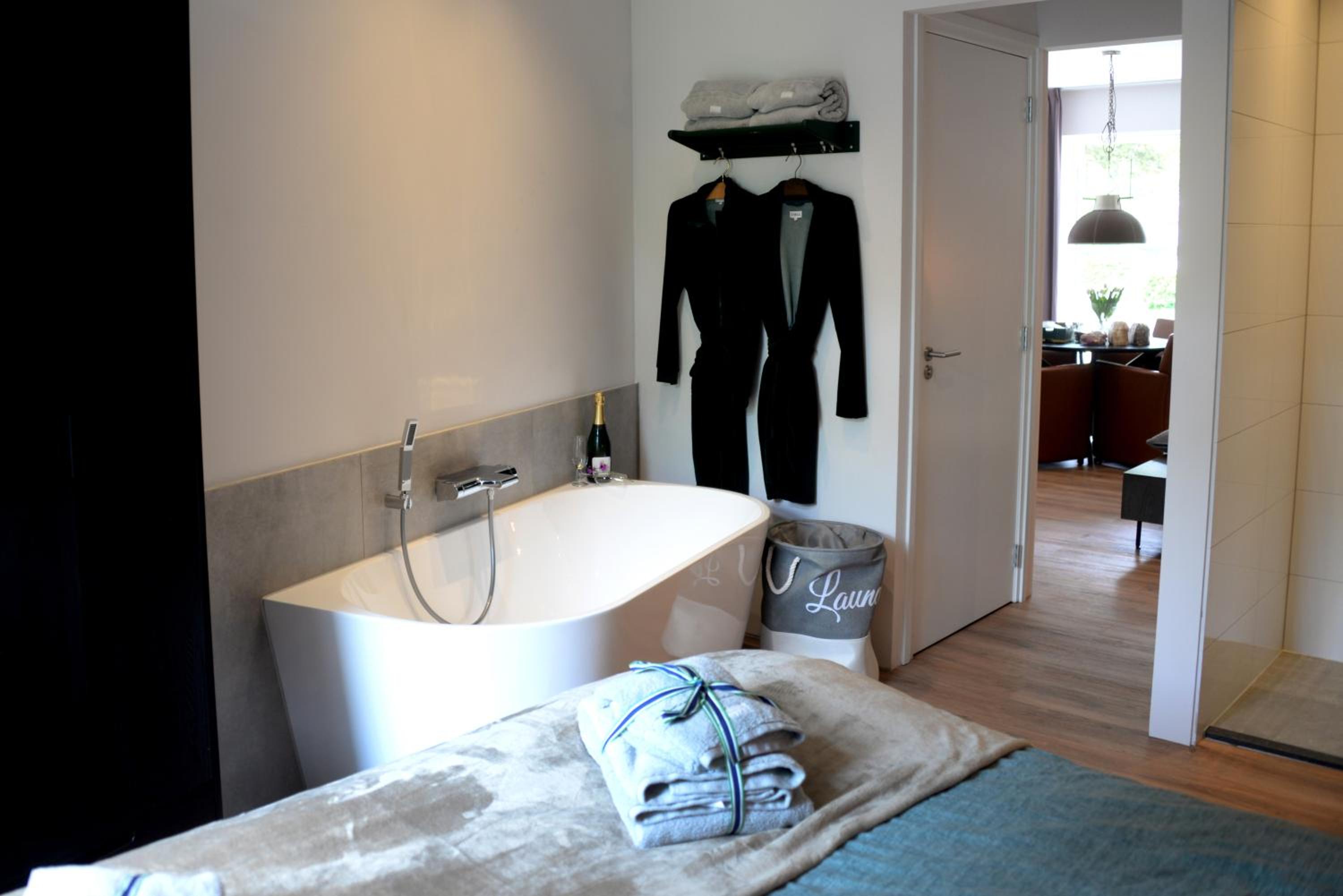 Deluxe Double Room with Bath - Photo 1