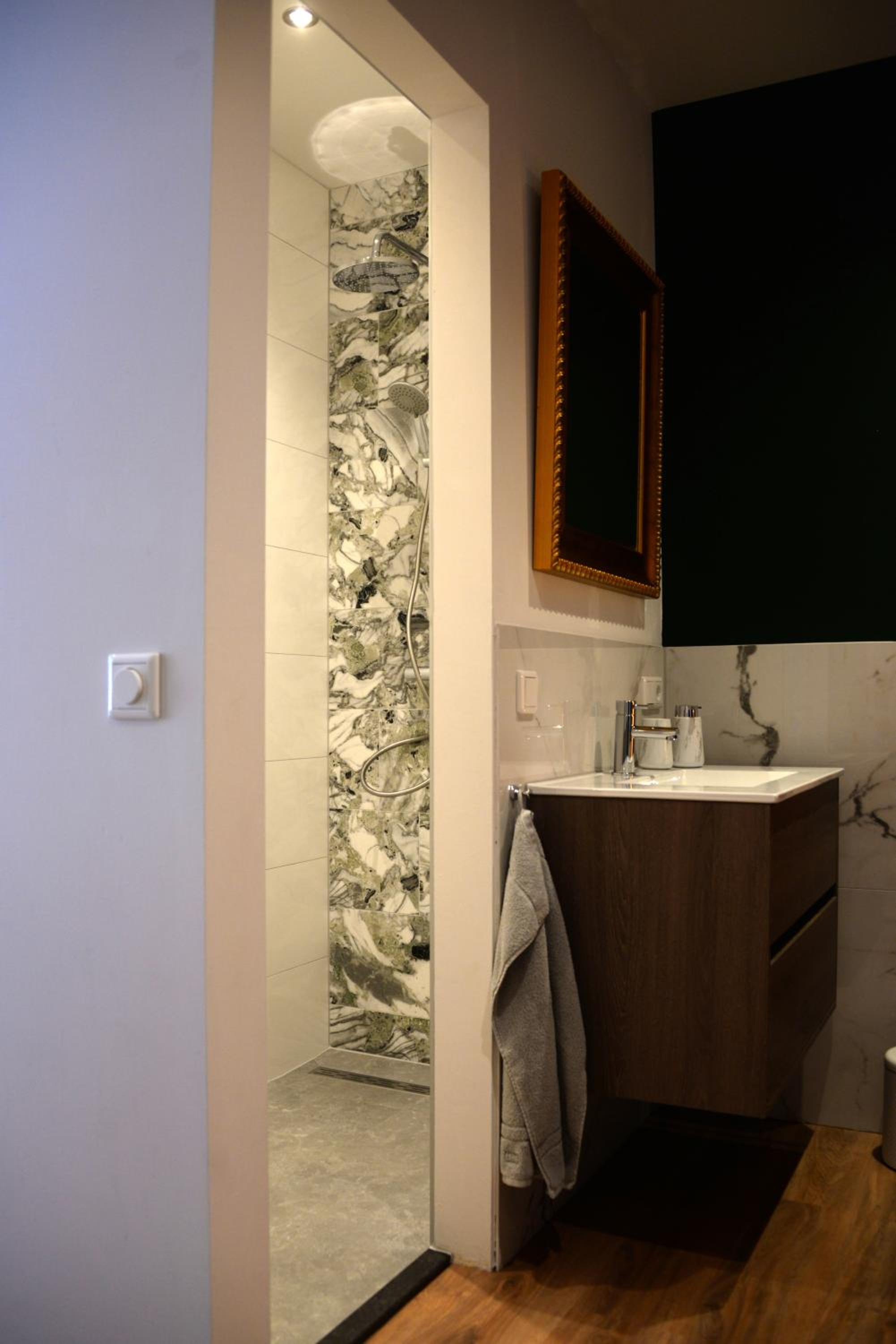 Deluxe Double Room with Bath - Photo 4