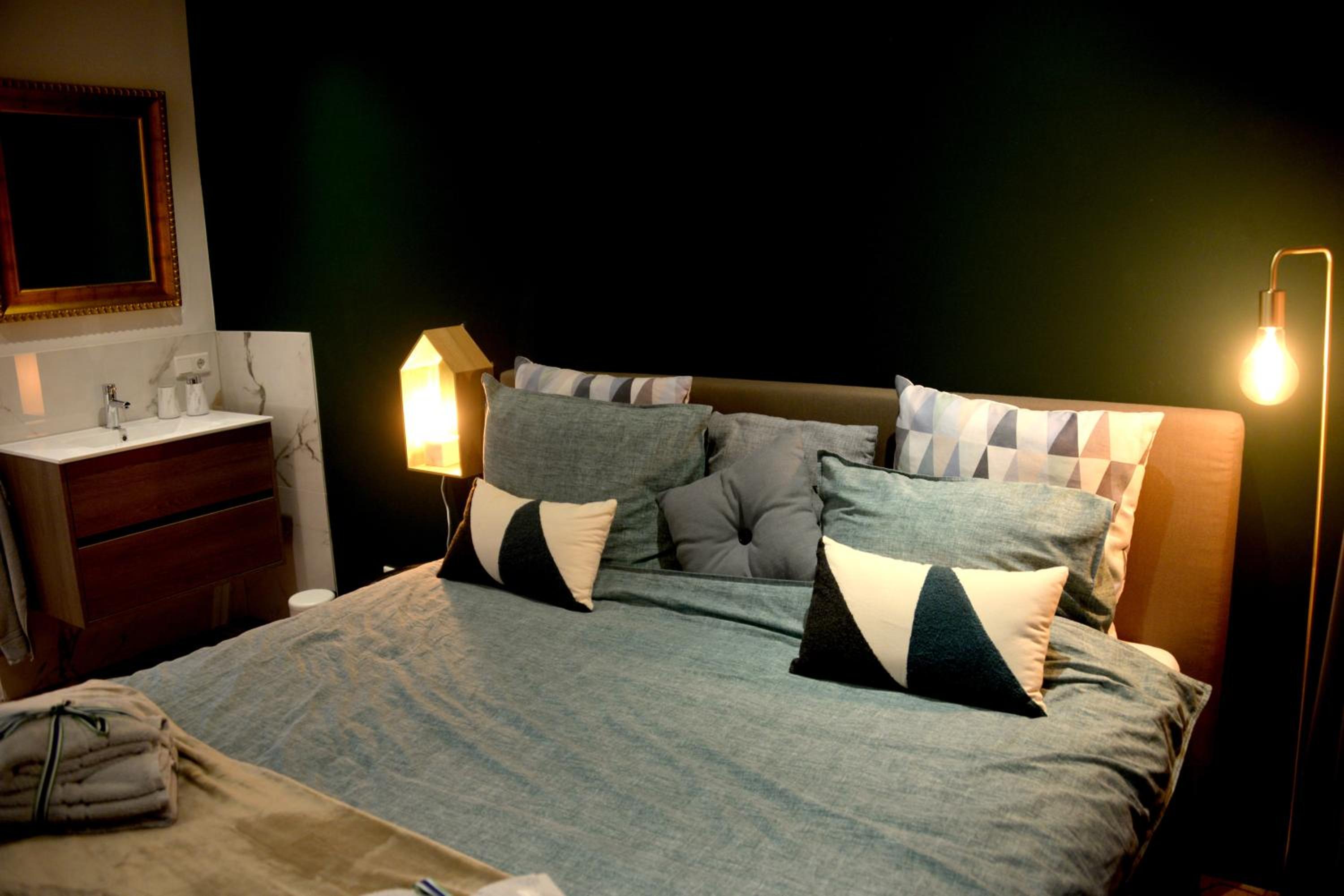 Deluxe Double Room with Bath - Photo 2