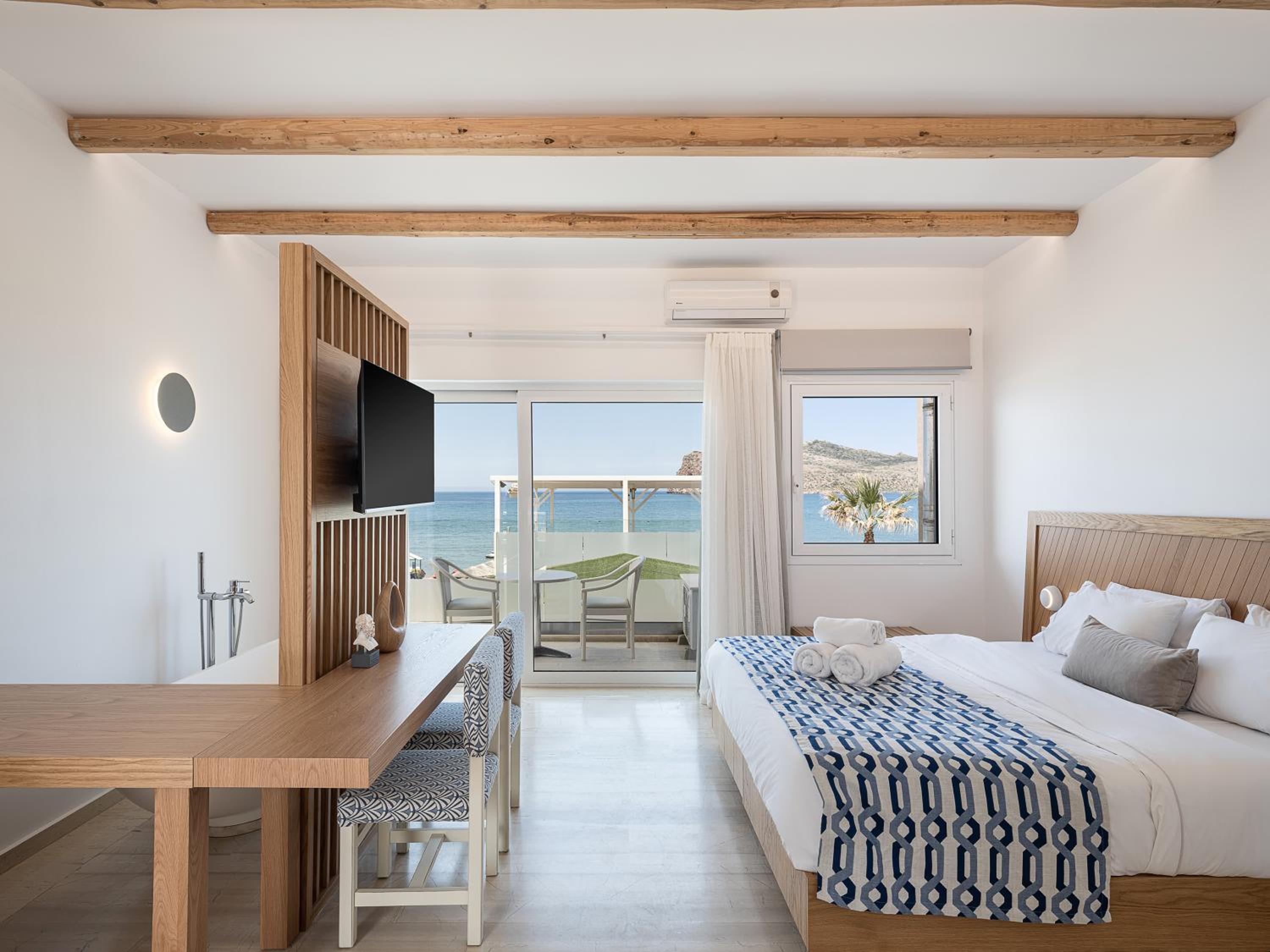 Sea Front Suite With Bathtub
