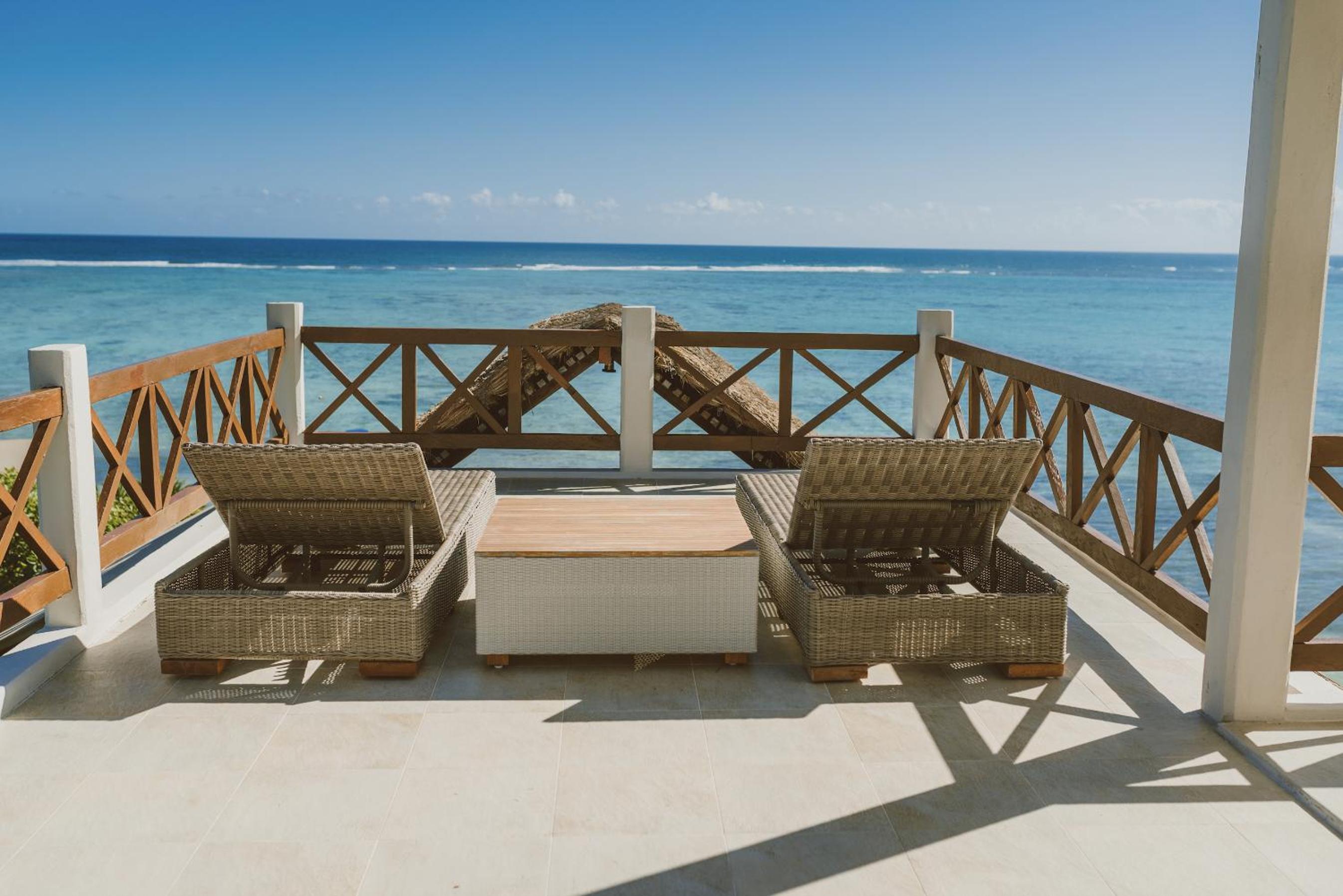 Deluxe Suite with Sea View - Photo 3