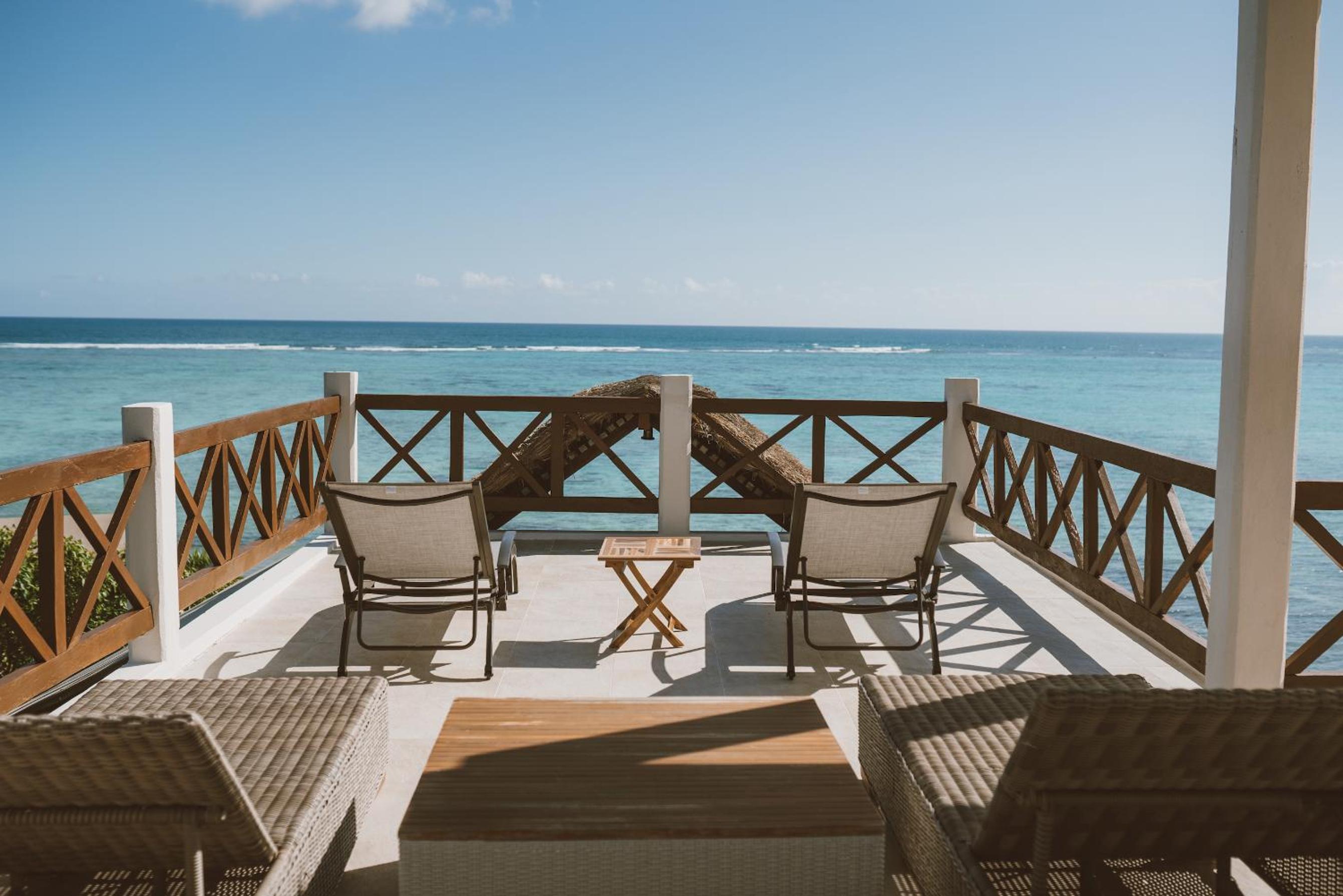 Deluxe Suite with Sea View - Photo 4