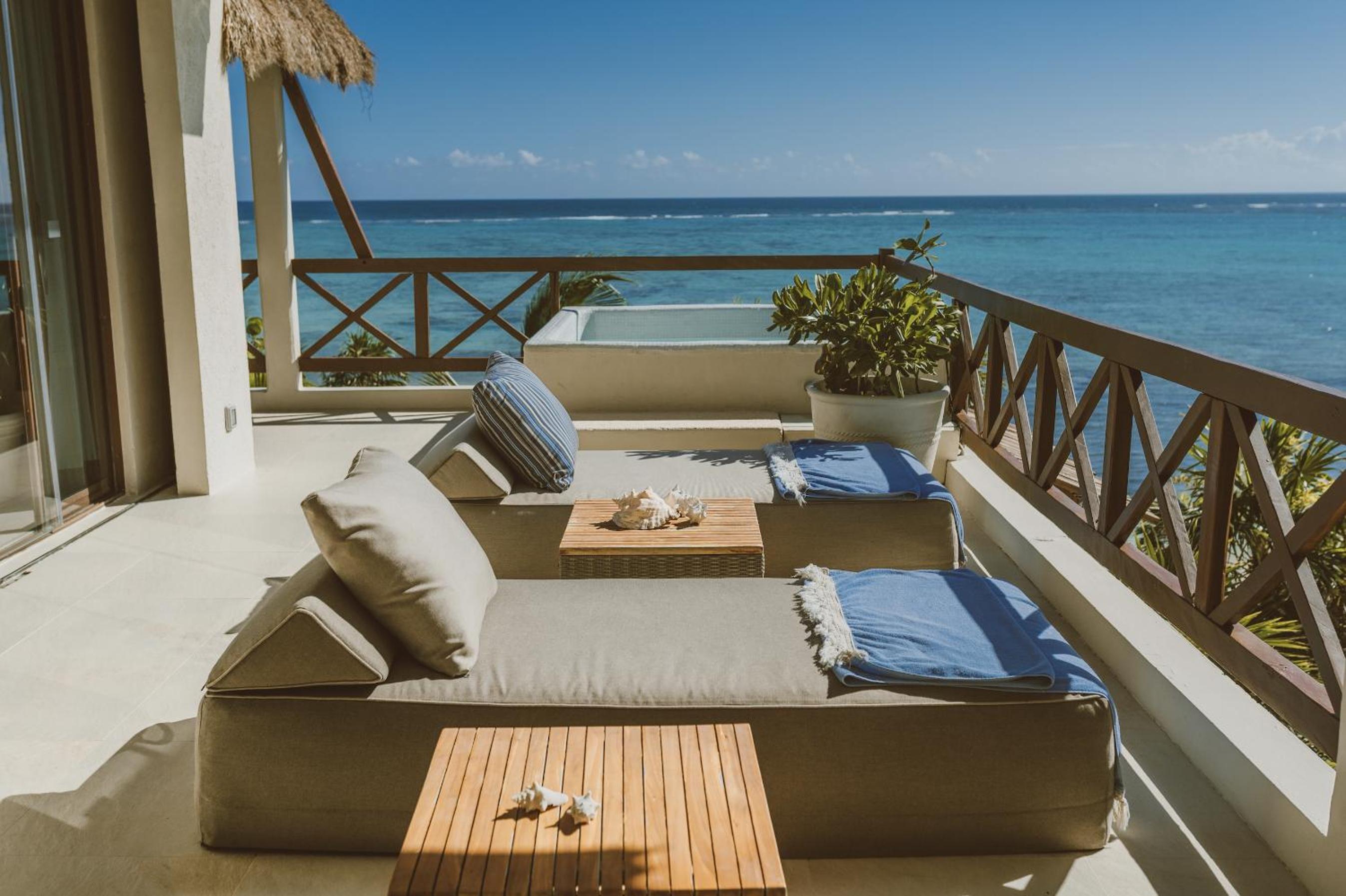 Deluxe Suite with Sea View - Photo 7