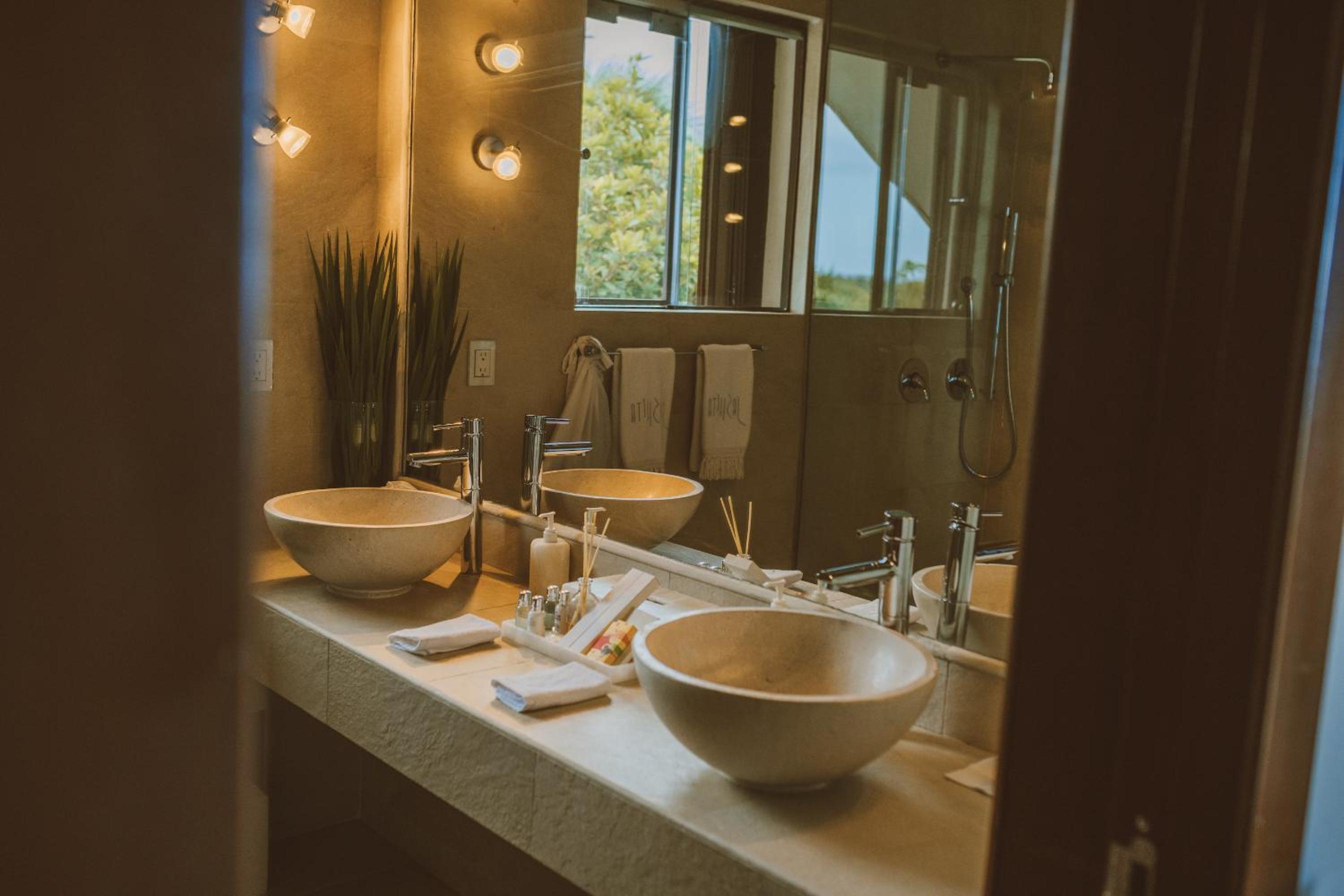 Deluxe Suite with Sea View - Photo 8