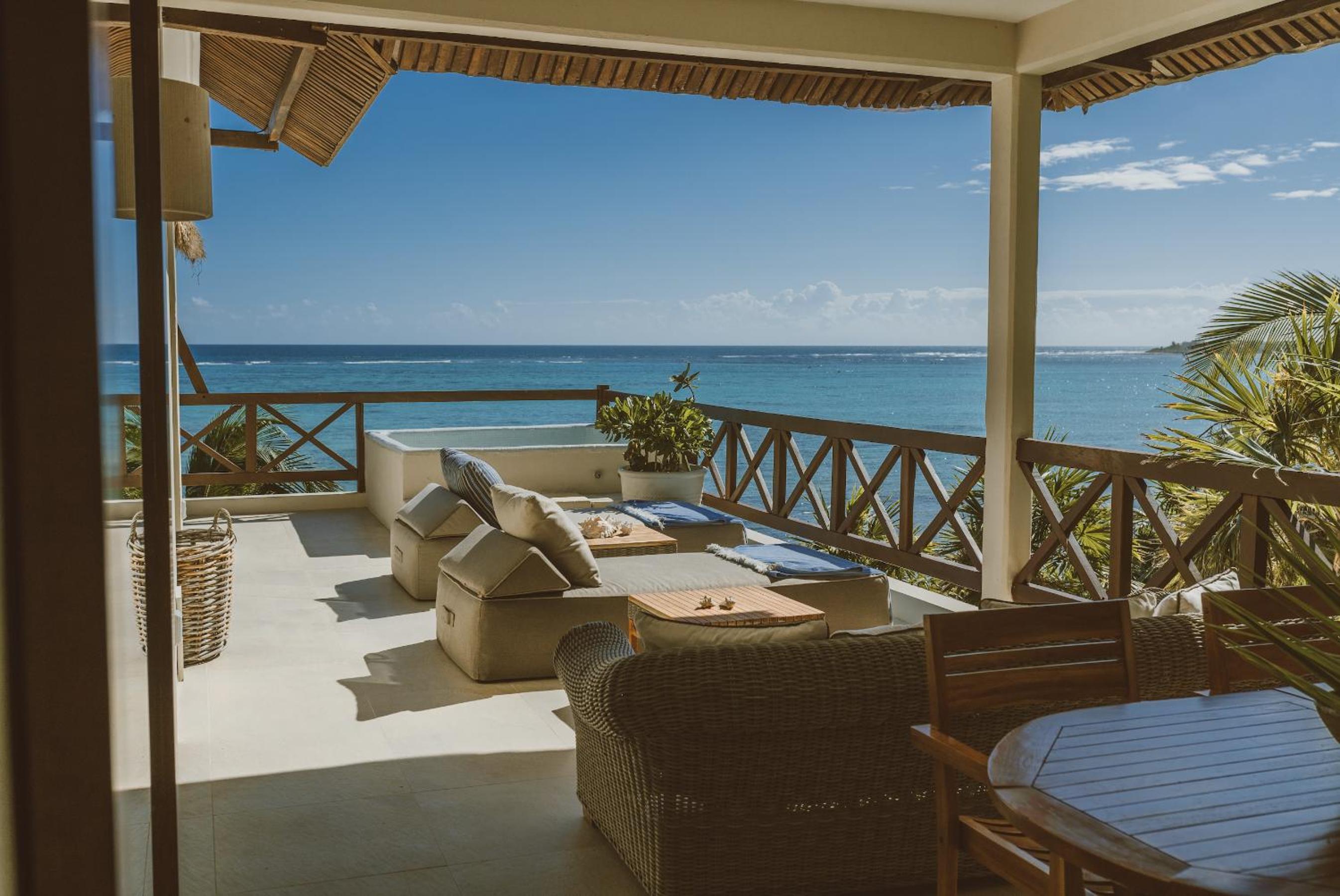 Deluxe Suite with Sea View - Photo 9