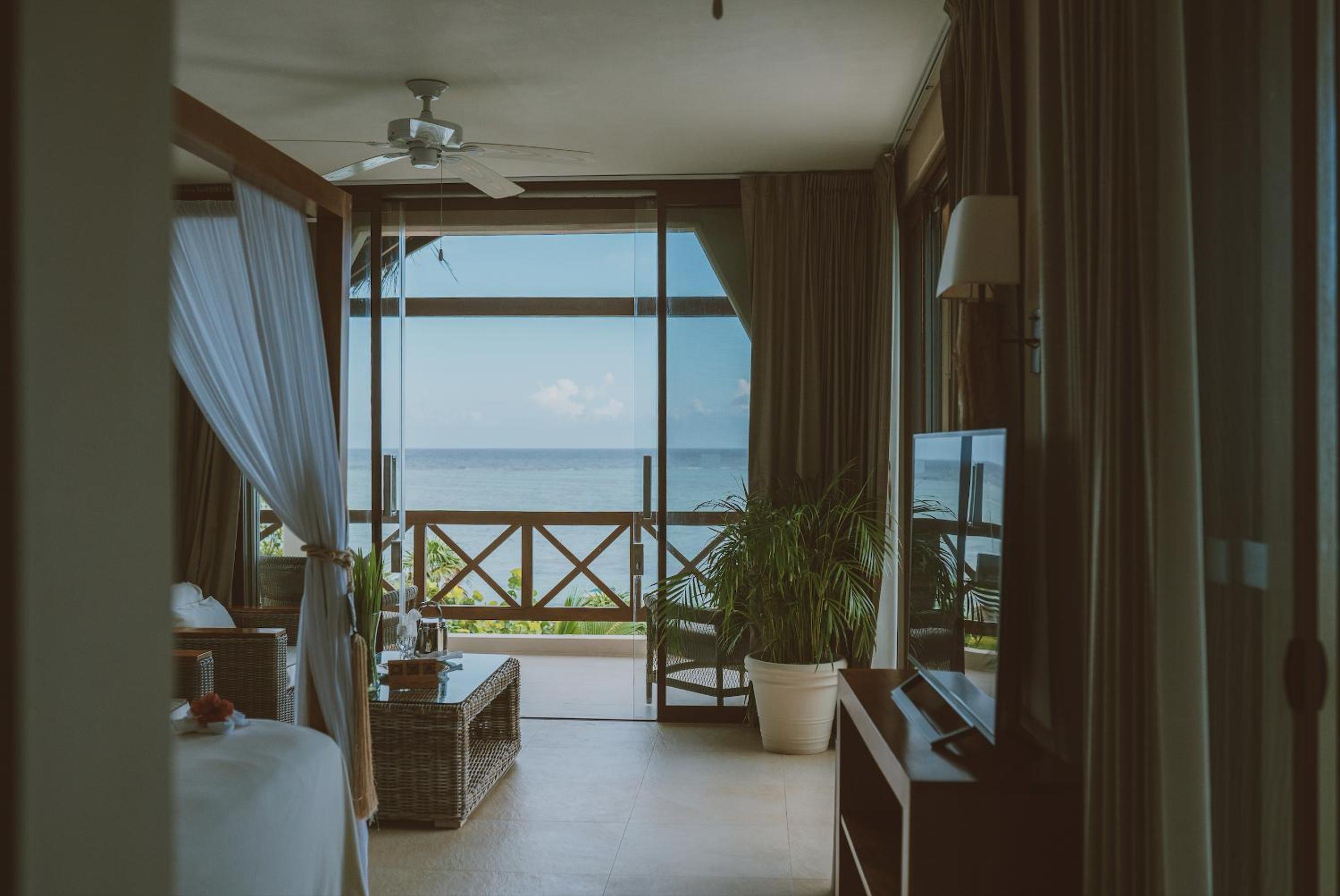 Deluxe Suite with Sea View - Photo 10