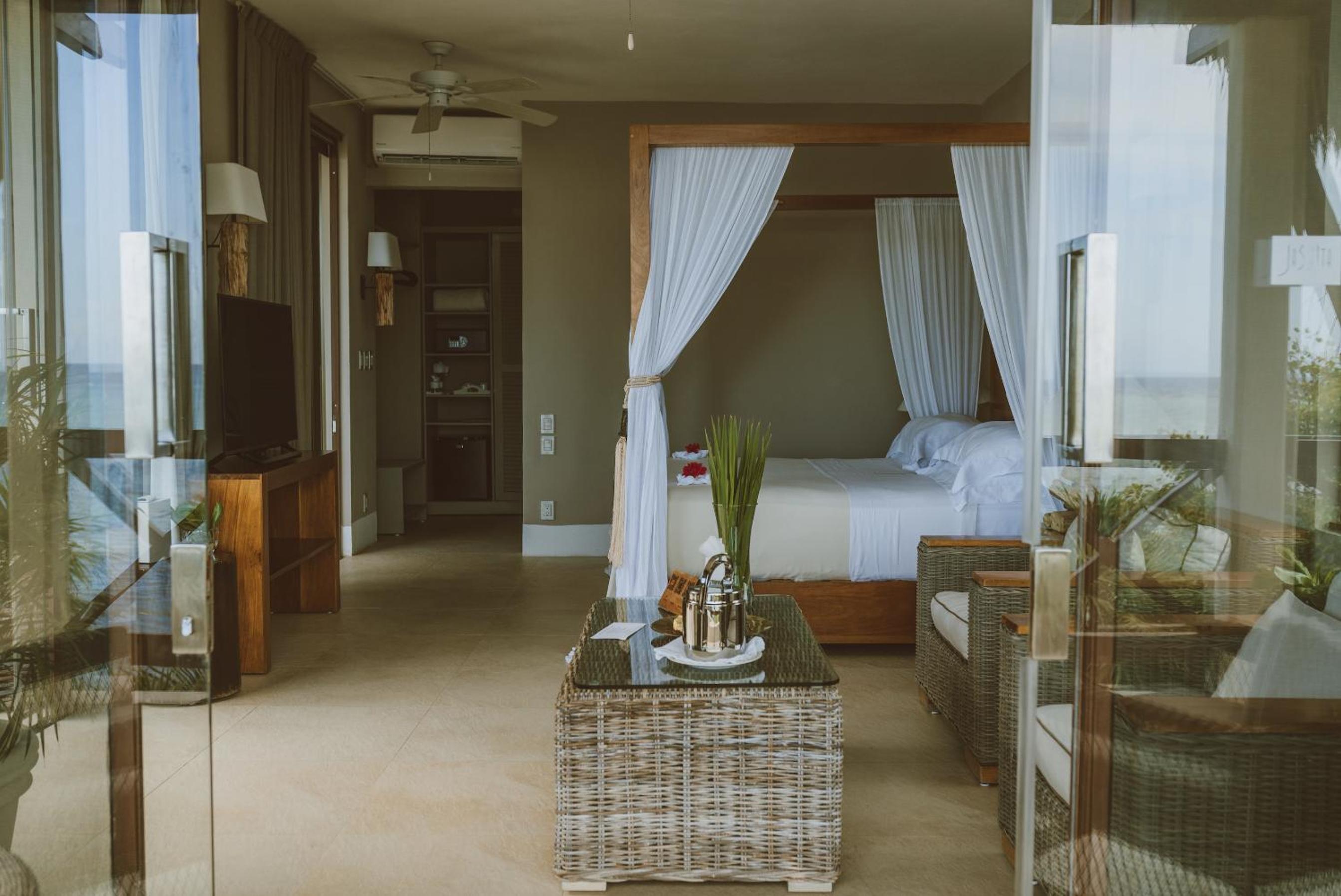 Deluxe Suite with Sea View - Photo 11