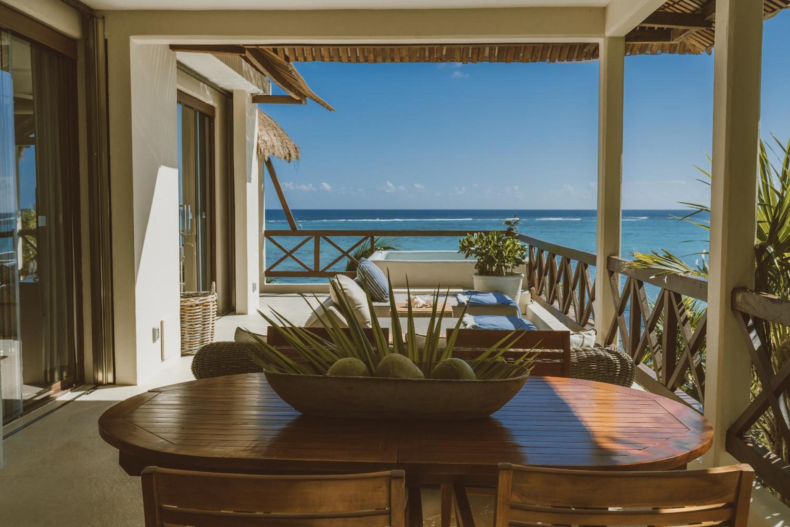 Deluxe Suite with Sea View - Photo 12