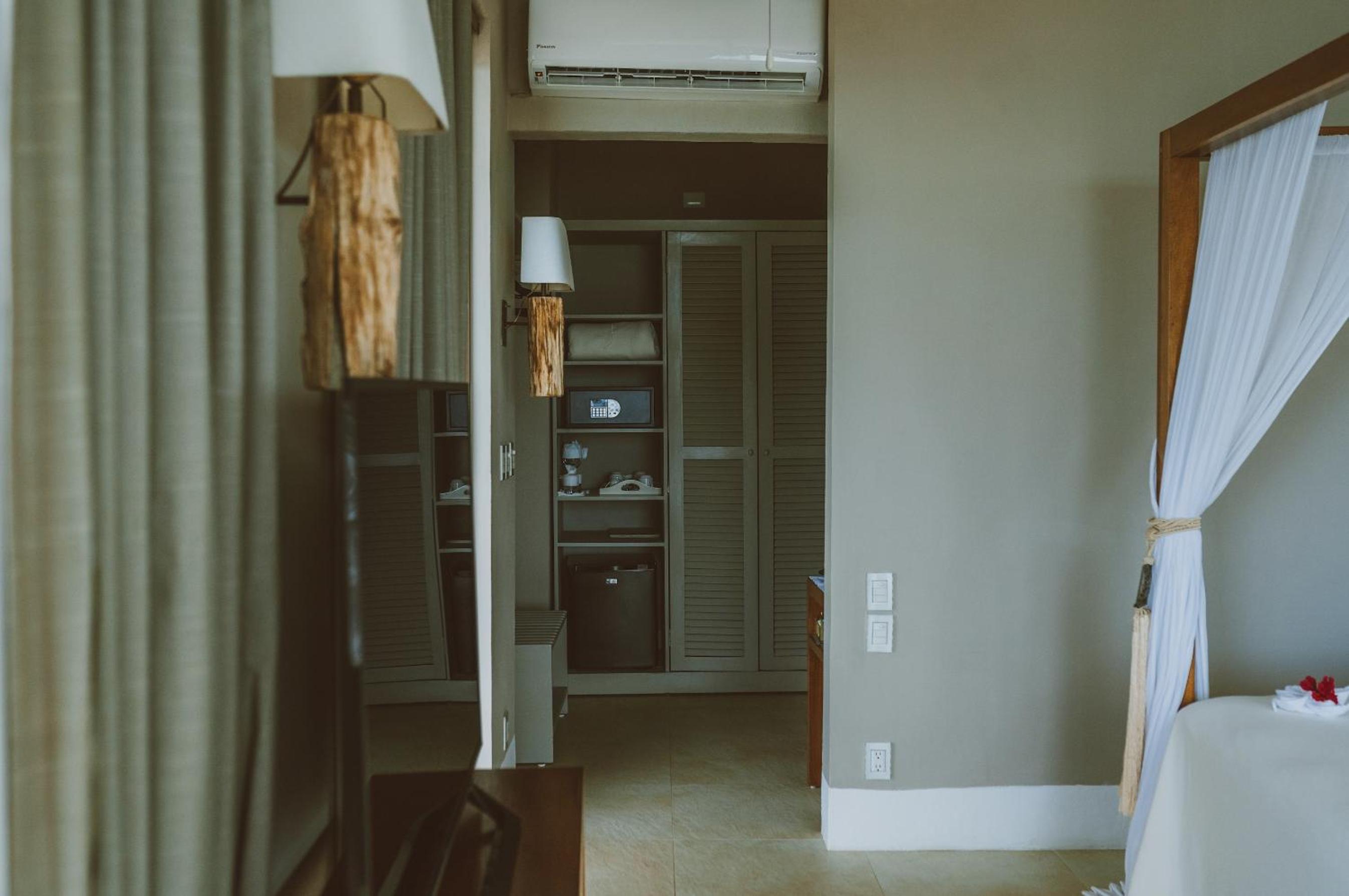 Deluxe Suite with Sea View - Photo 13