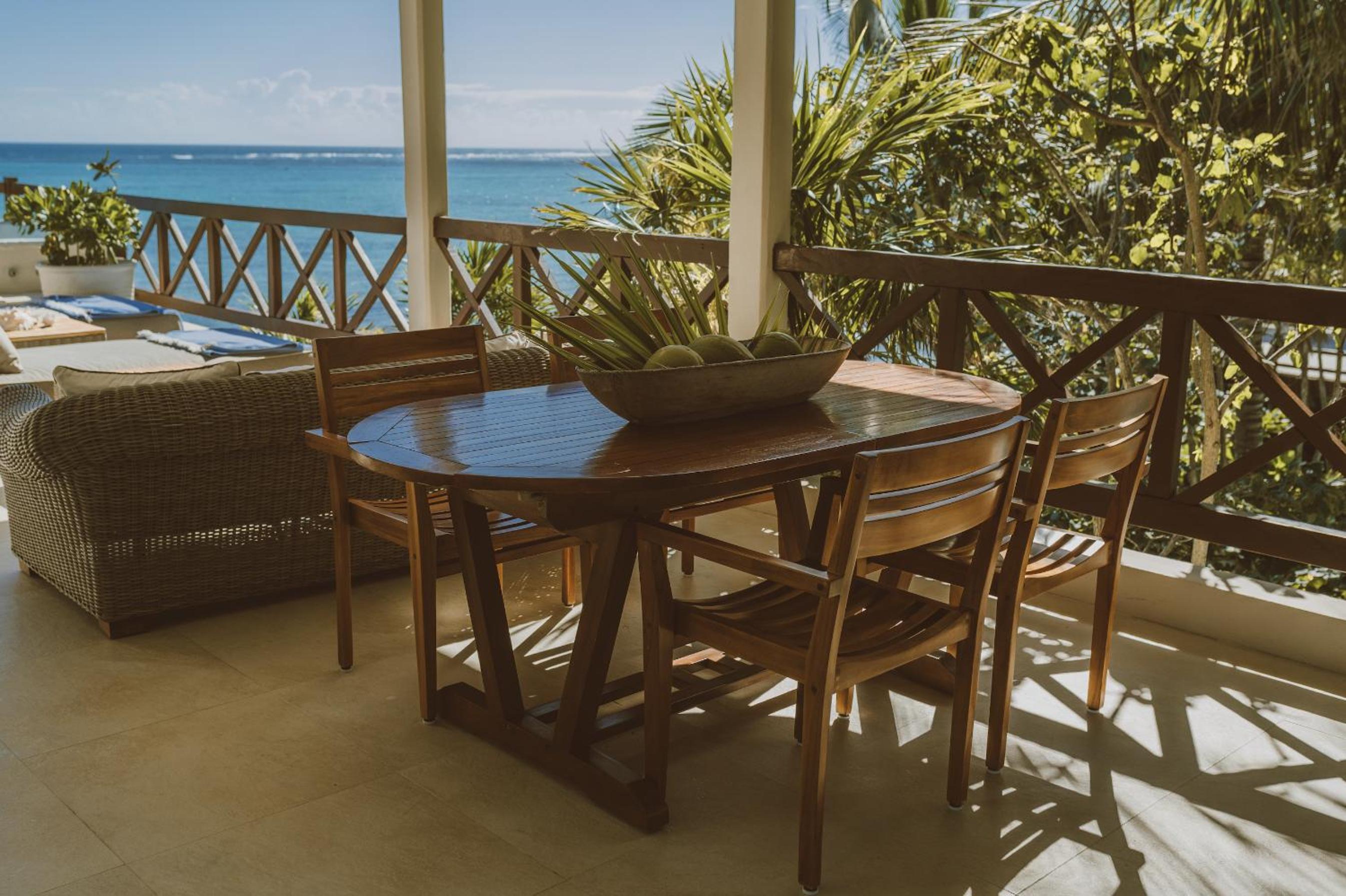 Deluxe Suite with Sea View - Photo 14