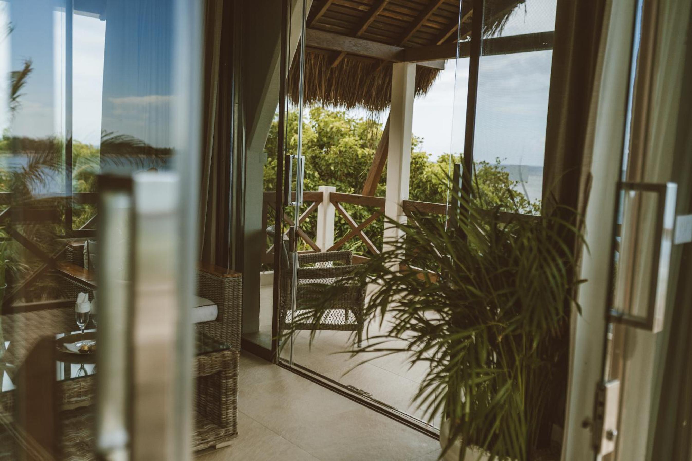 Deluxe Suite with Sea View - Photo 16