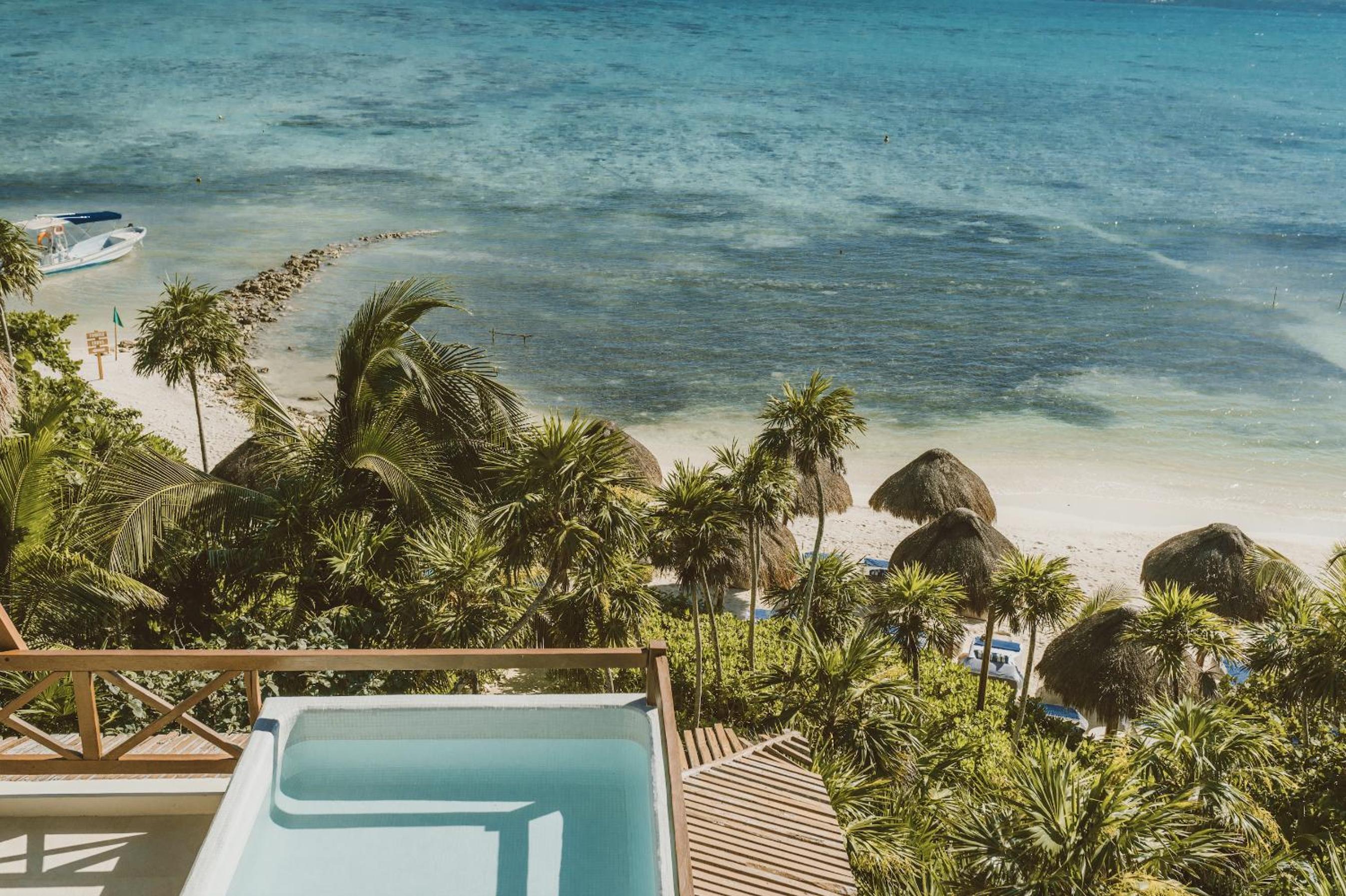 Deluxe Suite with Sea View - Photo 19