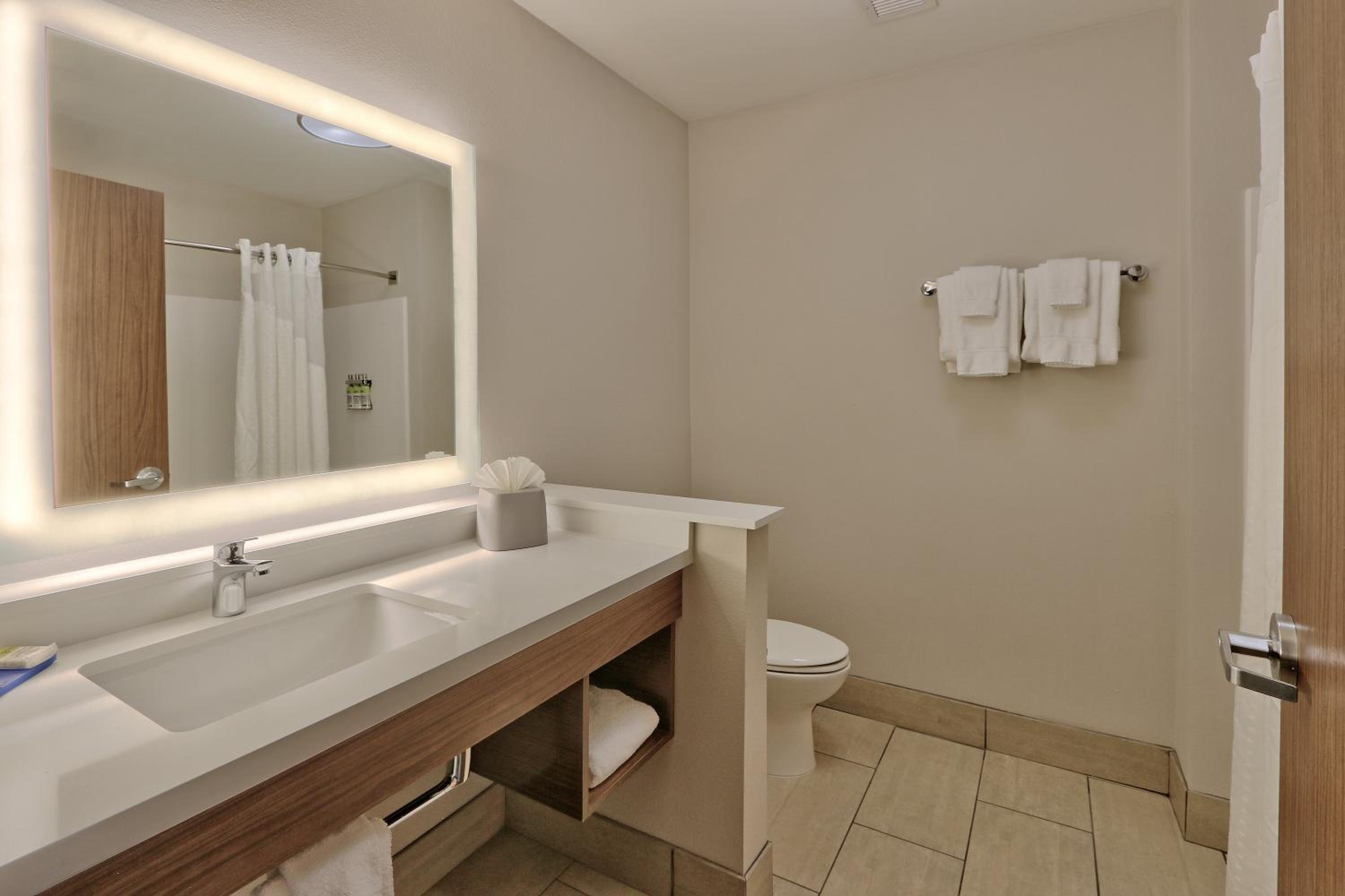 Standard Queen Room with Two Queen Beds - Photo 9