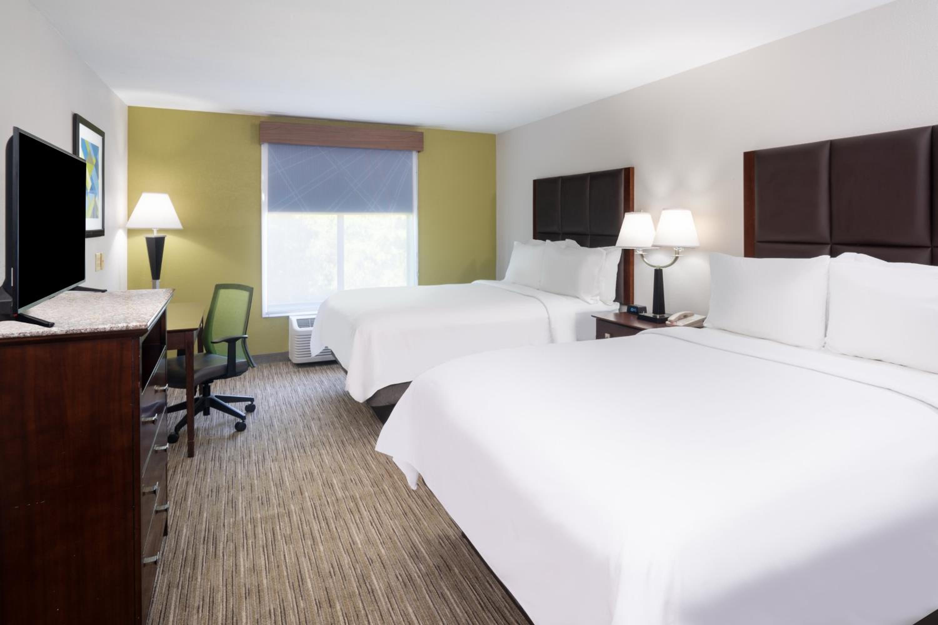 Standard Room with Two Queen Beds - Photo 9