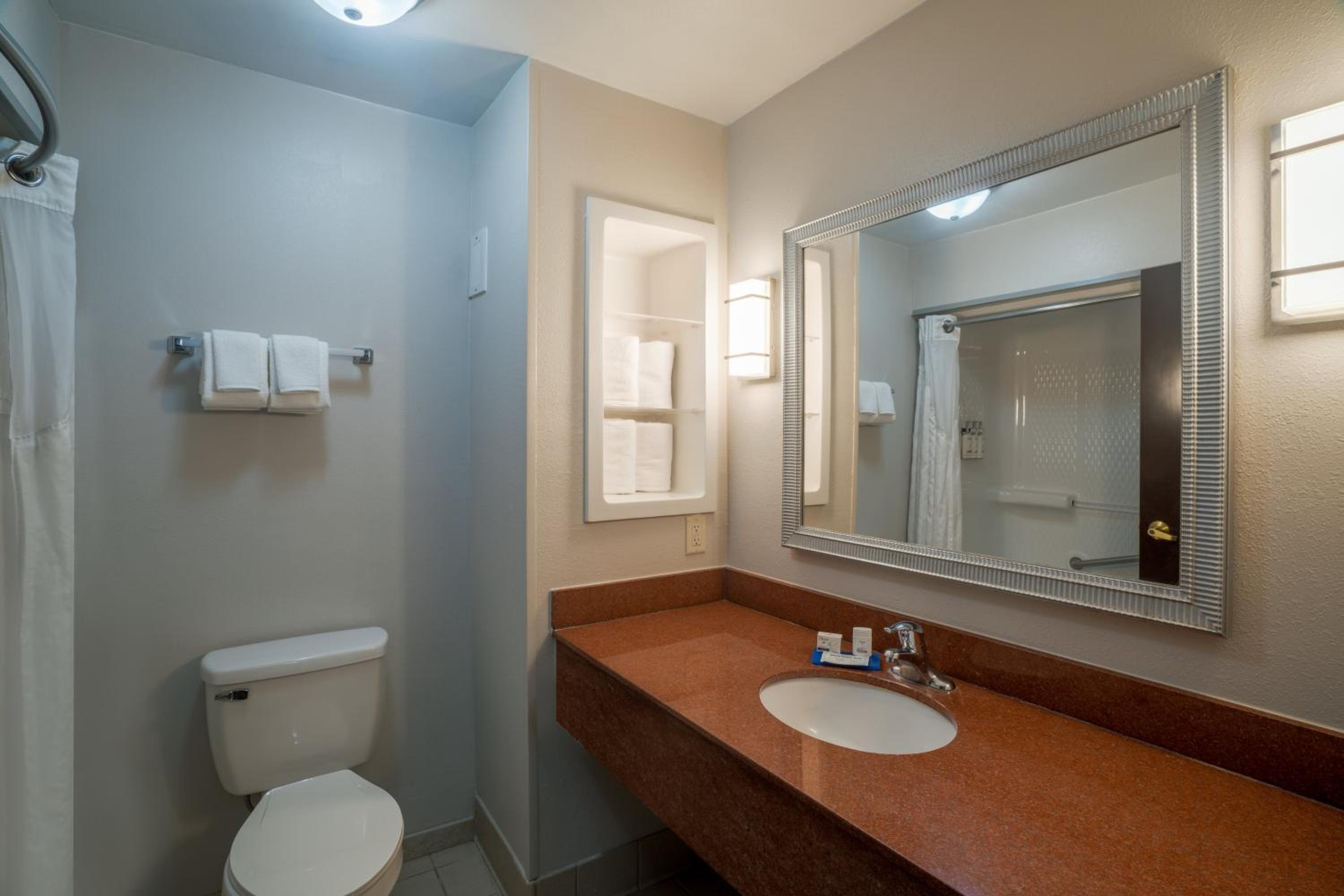 Standard King Room - Photo 12