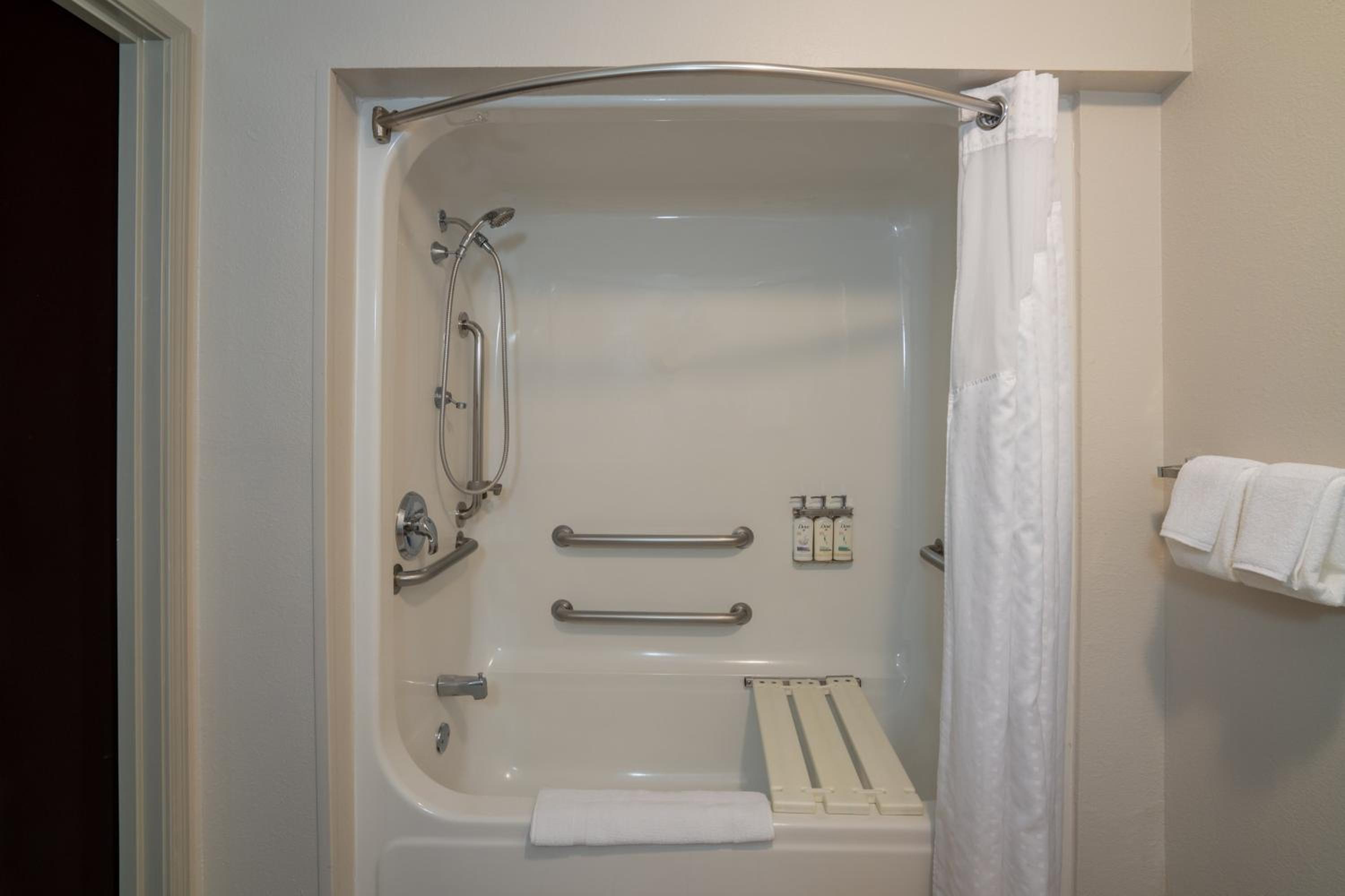 Twin Room - Disability Access with Bath Tub - Photo 6