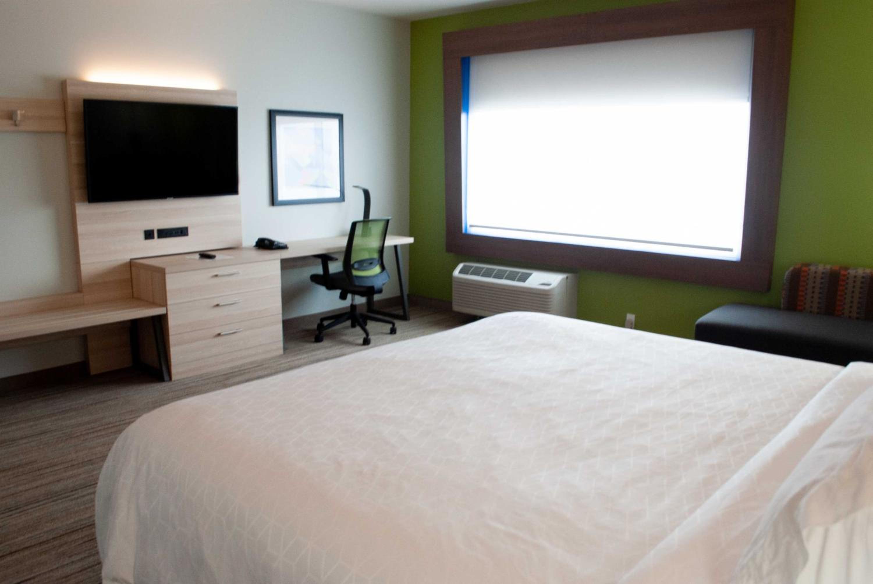 Standard King Room - Photo 9