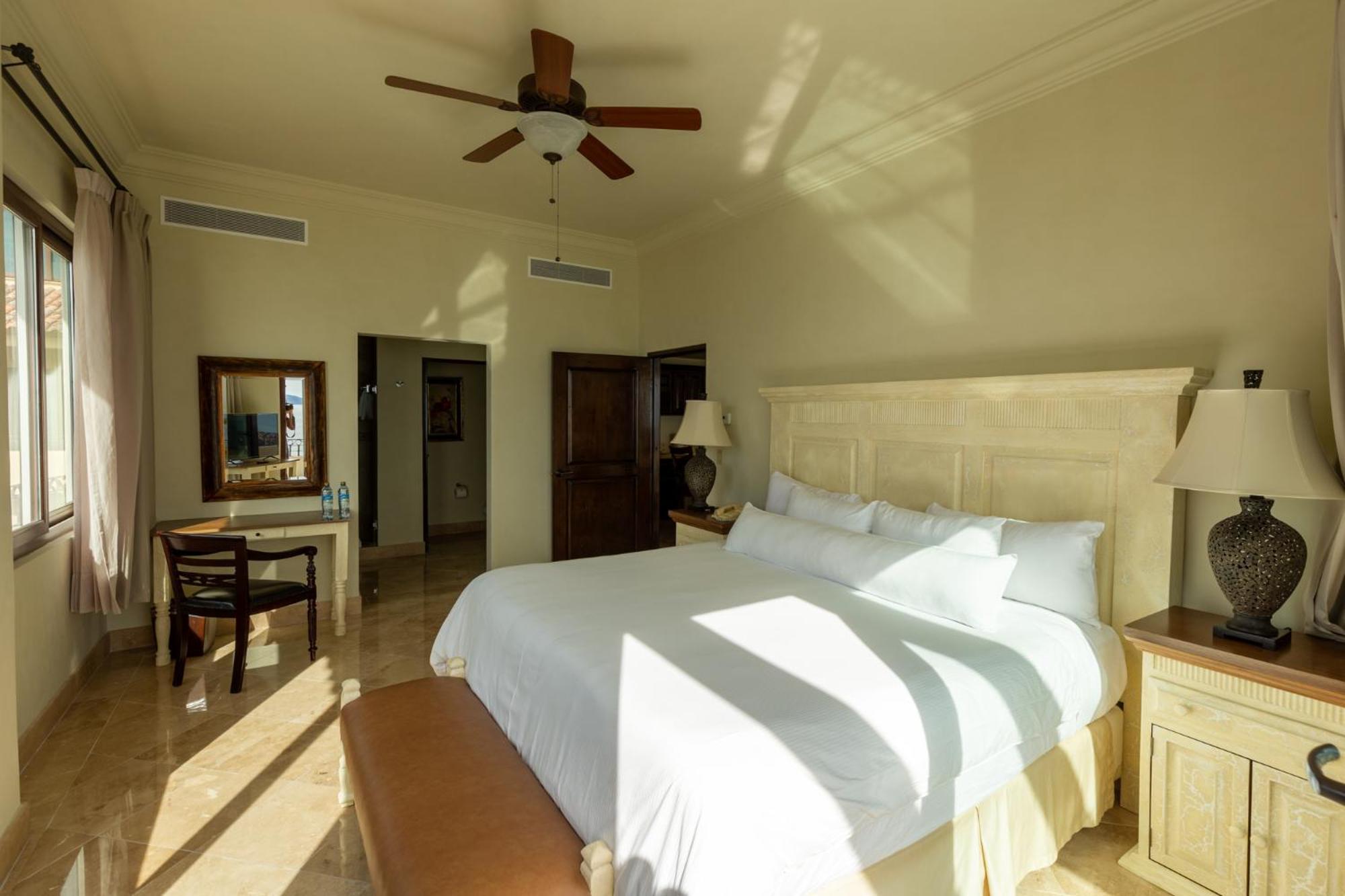 Luxury Suite with Ocean View - Photo 3