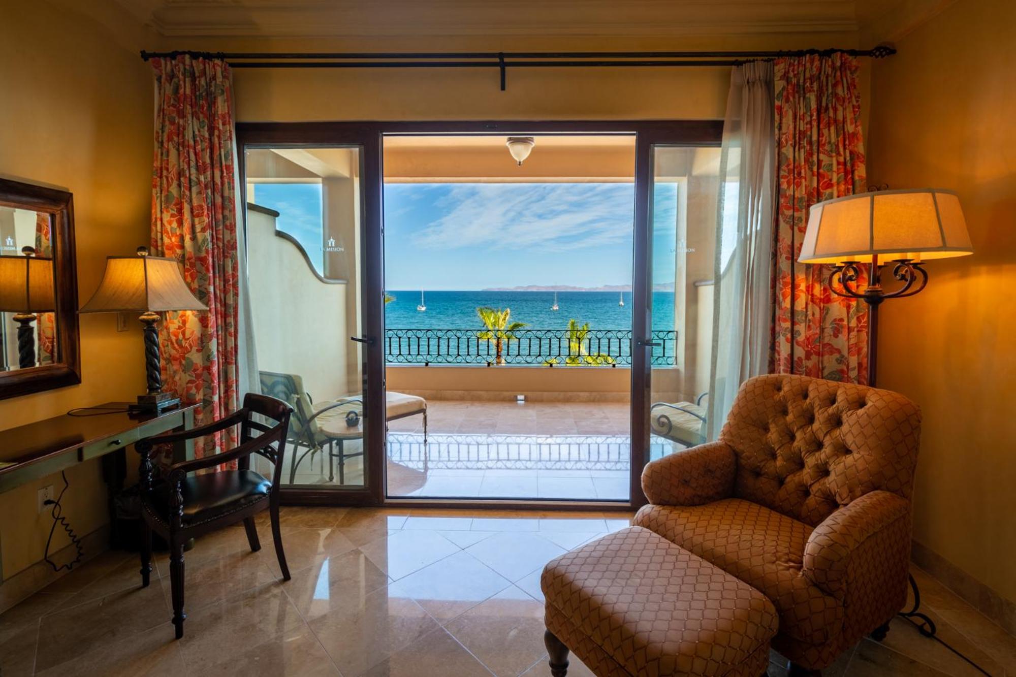 Luxury Suite with Ocean View - Photo 36