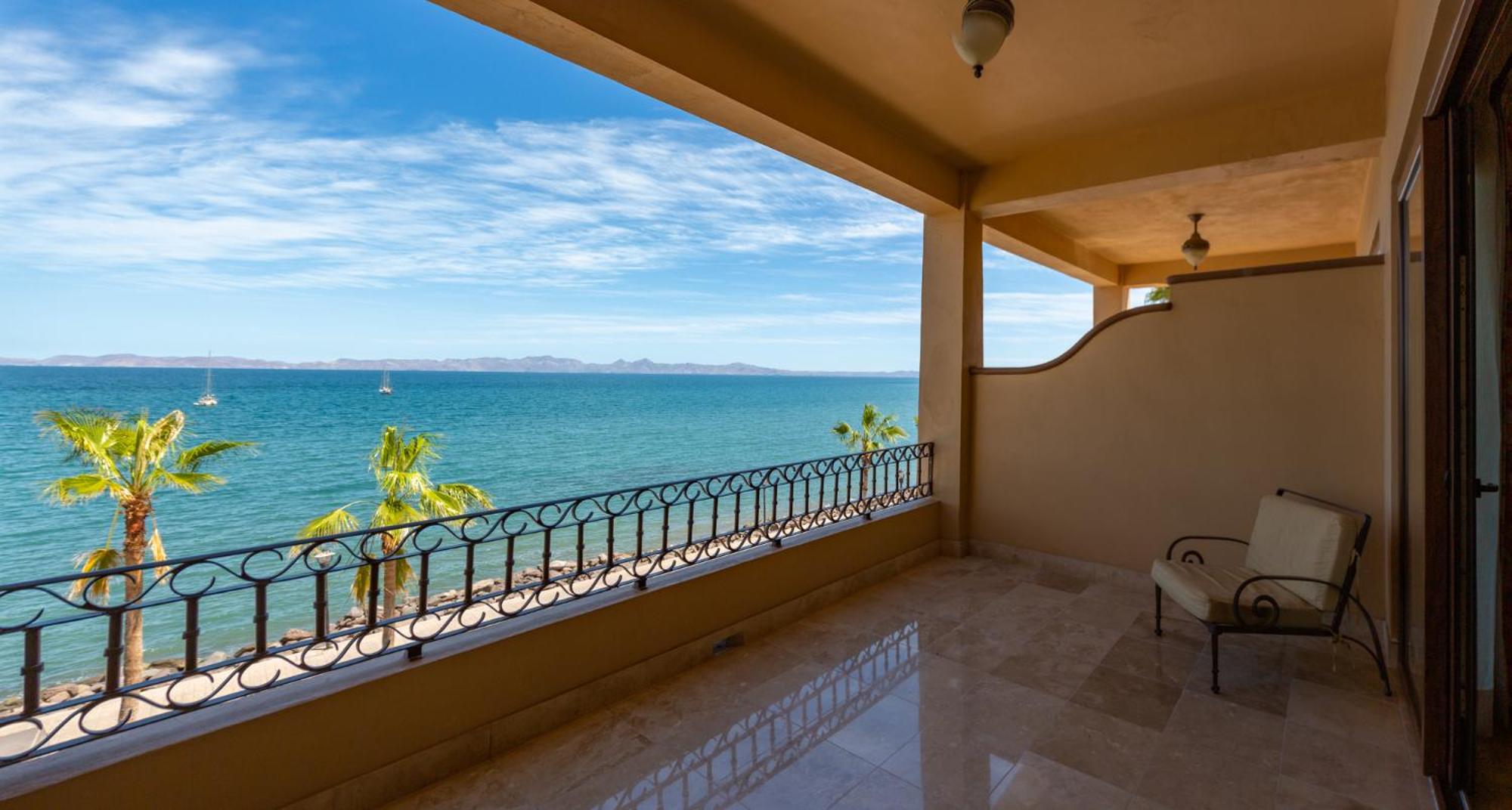 Luxury Suite with Ocean View - Photo 4